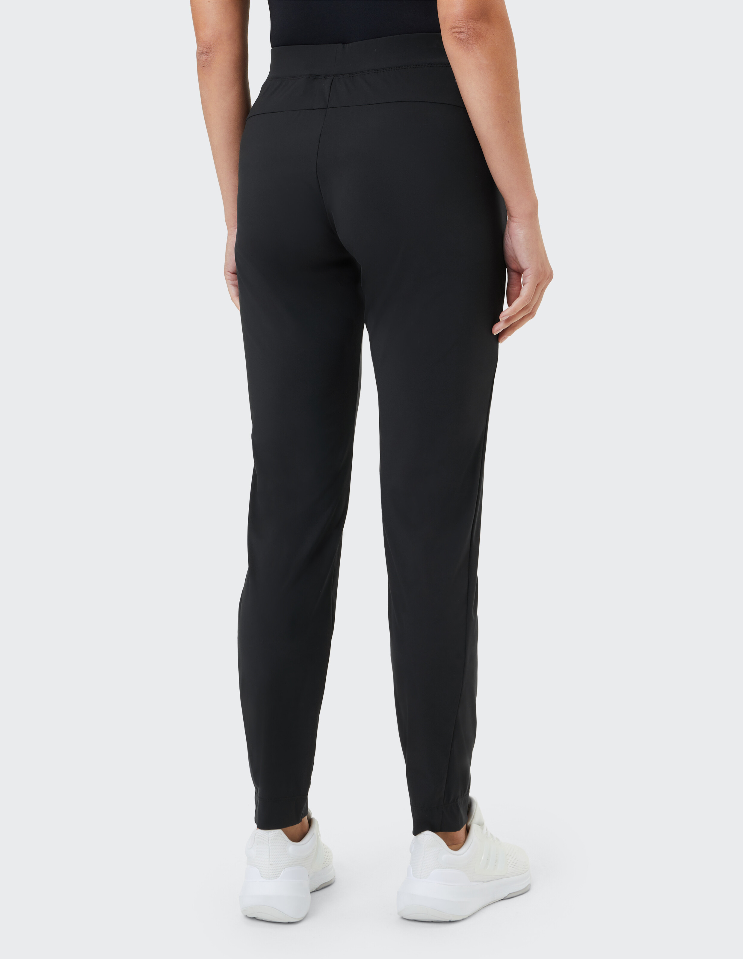 Rückansicht einer schwarzen Freizeit-Jogginghose mit bequemer Passform und elastischen Bündchen.
