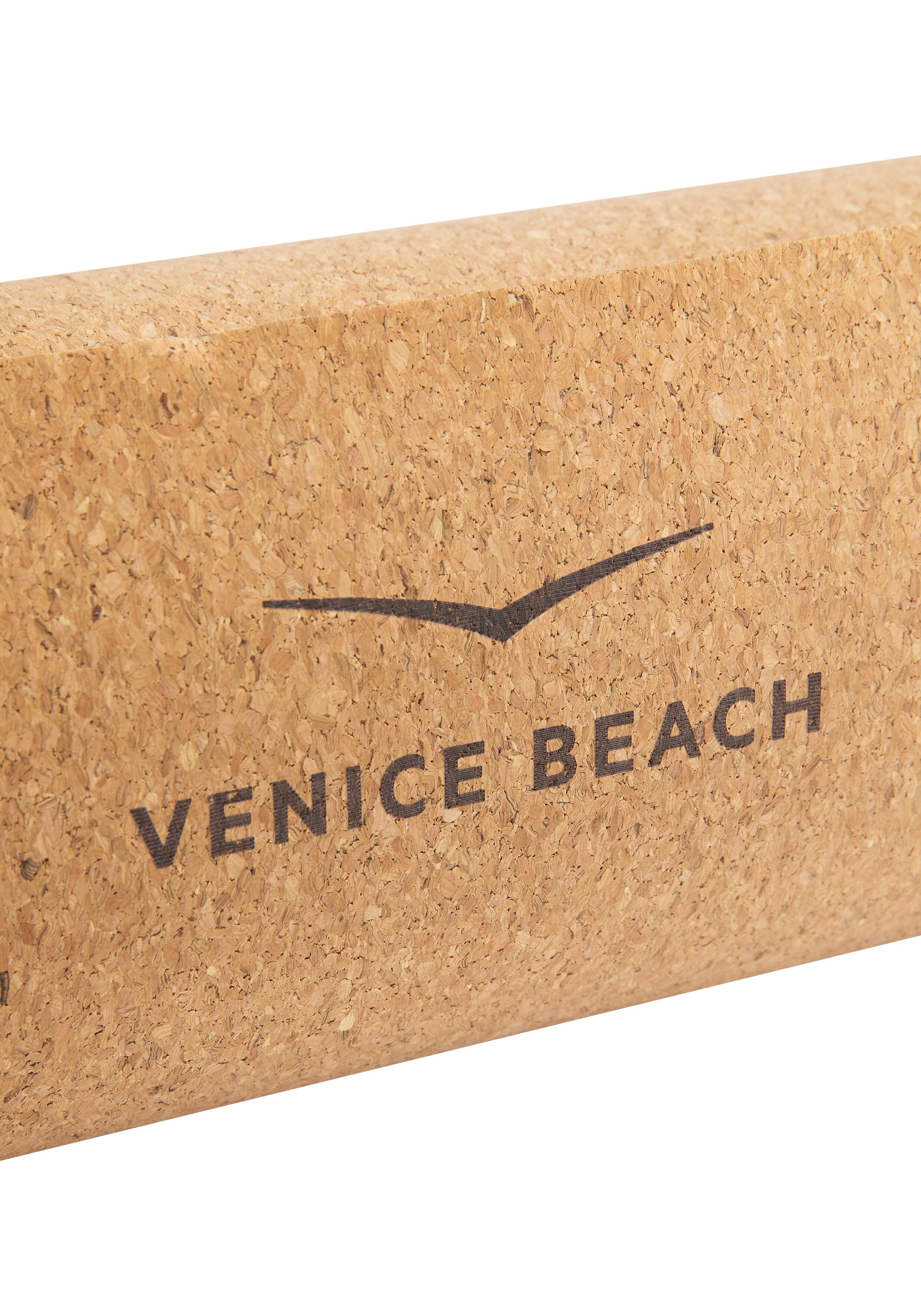 Nahaufnahme eines Yogablocks aus Naturkork mit dem Venice Beach-Logo in Schwarz.