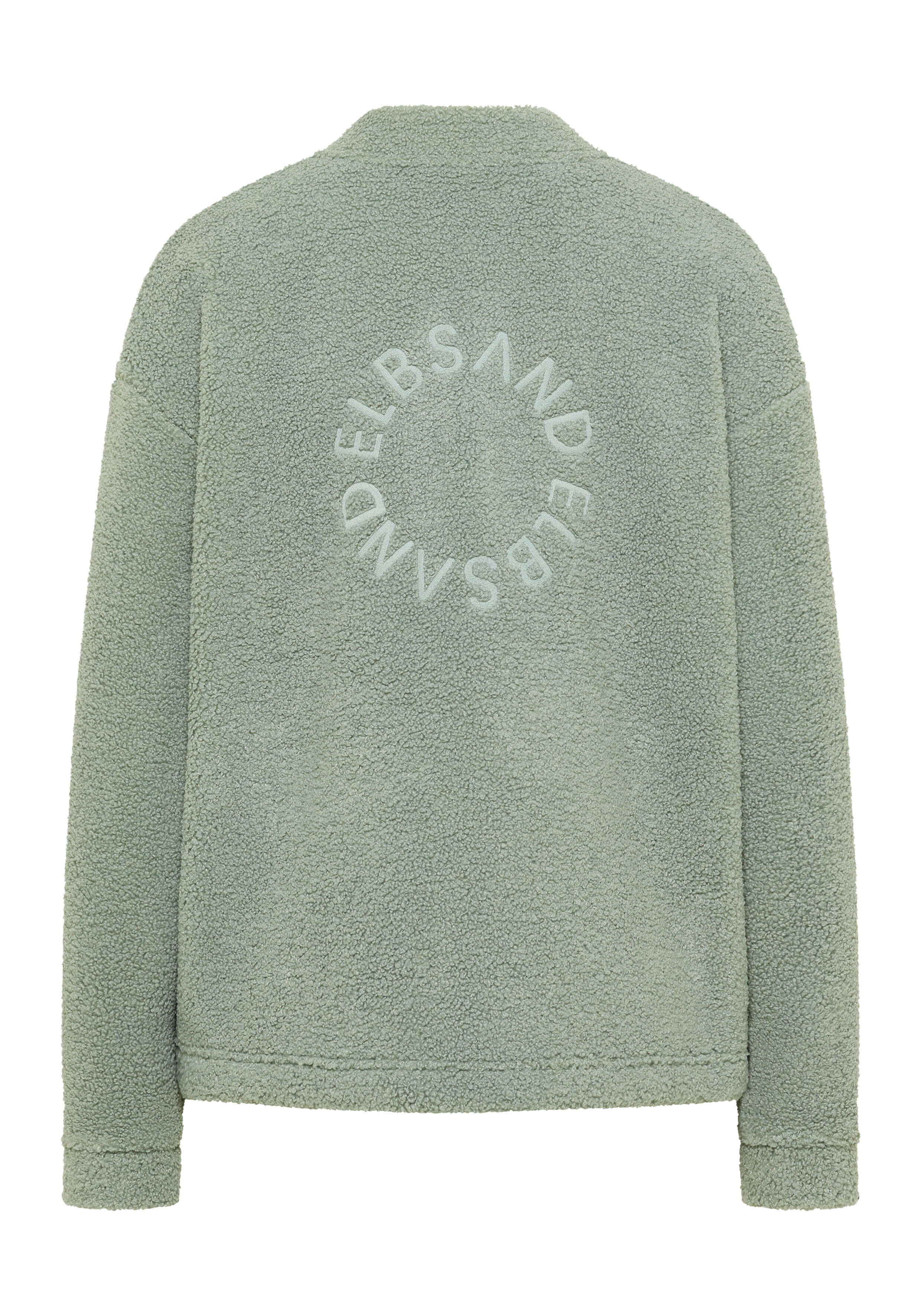 Salbeigrüne, gemütliche Teddyfleecejacke mit kreisförmigem ELBSAND-Logo auf der Rückseite.