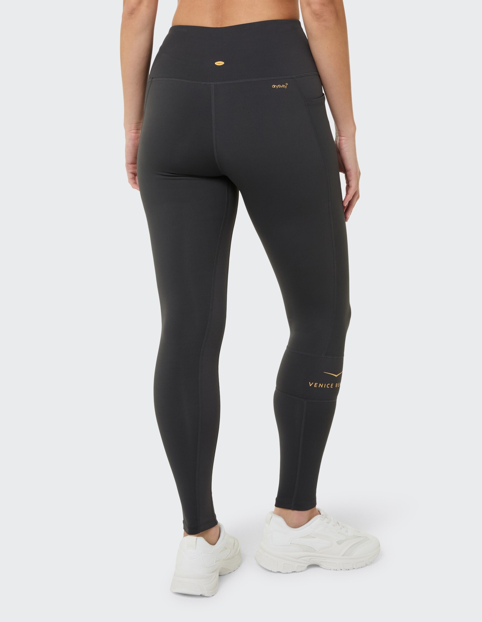 Schwarze Damenleggings mit goldenen Akzenten, perfekt für Freizeitkleidung und Workouts.
