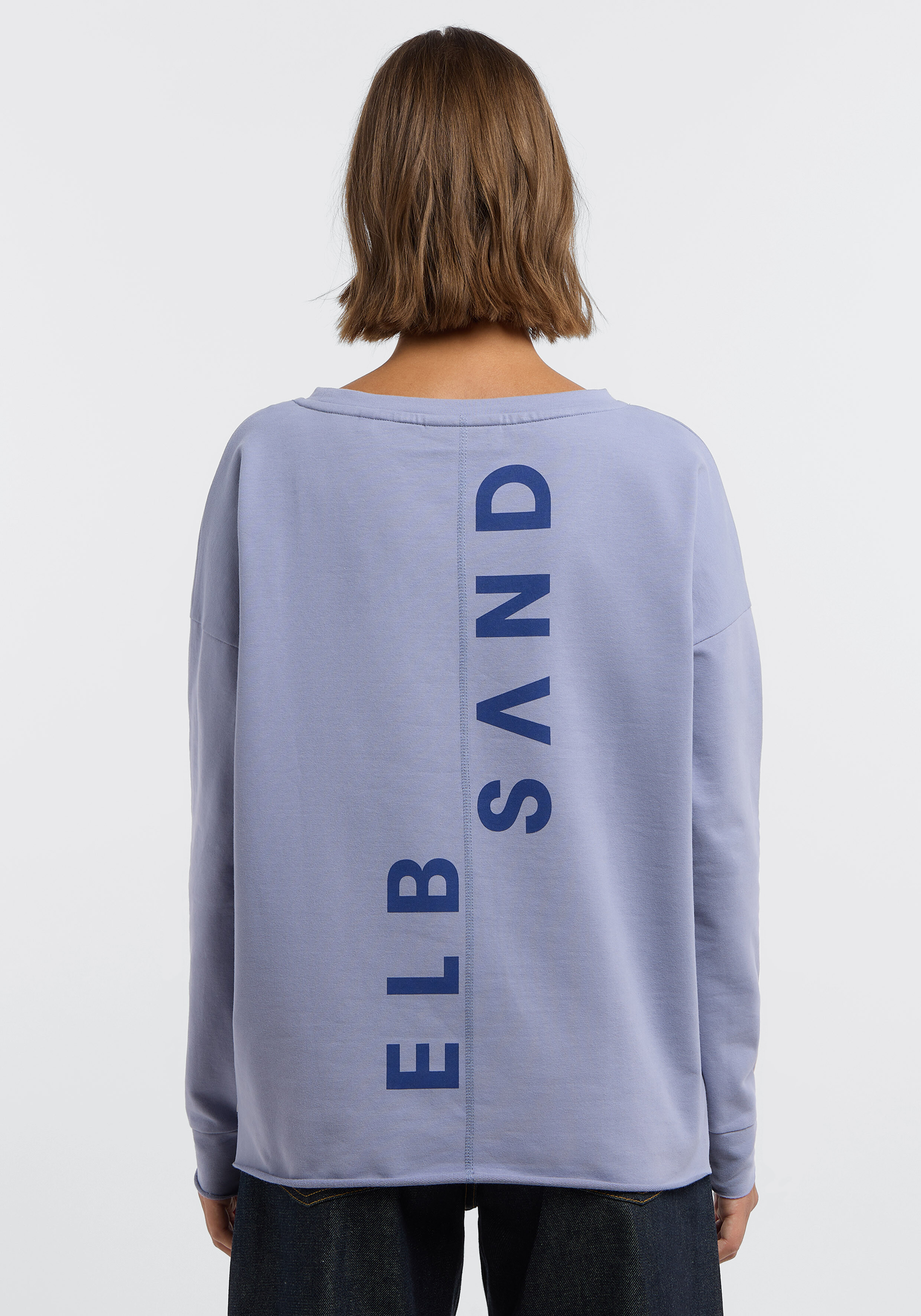 Rückansicht eines hellblauen ELBSAND-Sweatshirts mit vertikalem Logo-Print.