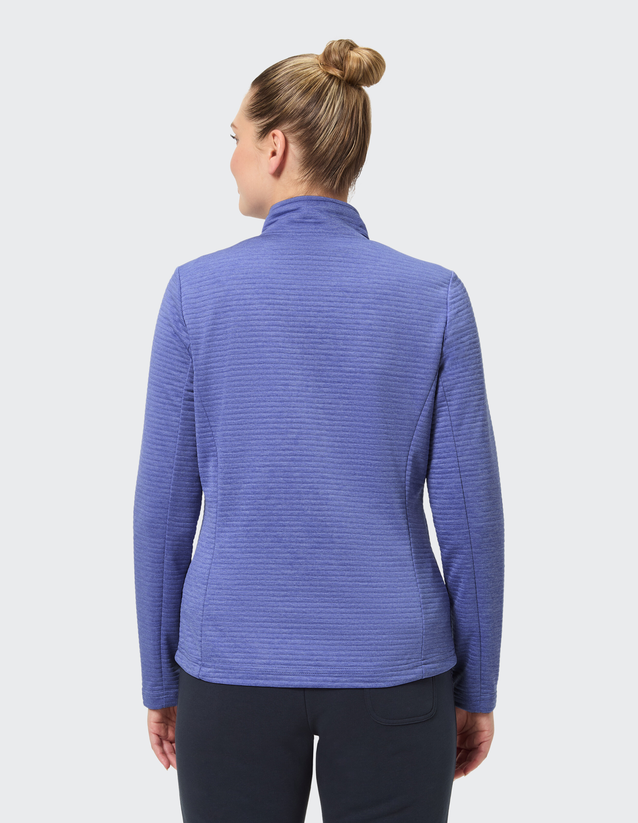 Rückansicht einer Frau, die ein kuscheliges lilafarbenes Langarmshirt trägt, ideal für Freizeitkleidung.