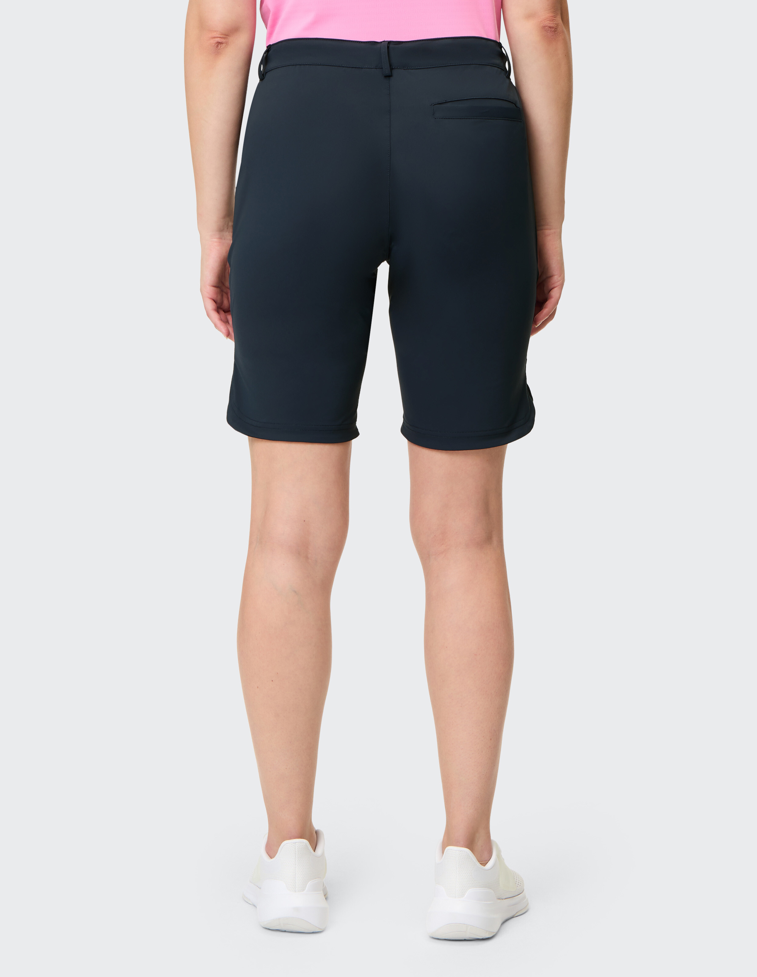 Rückansicht einer Frau in dunkelblauen Freizeitshorts, perfekt für einen bequemen Alltagsstil.
