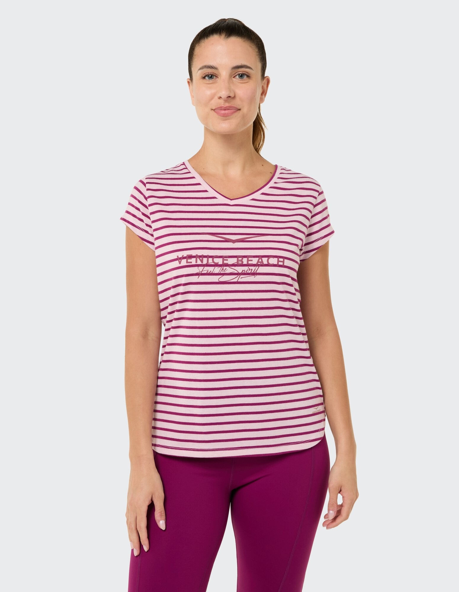 Lässiges, gestreiftes T-Shirt in Rosa und Weiß mit „Venice Beach“-Aufdruck, perfekt zum Entspannen.