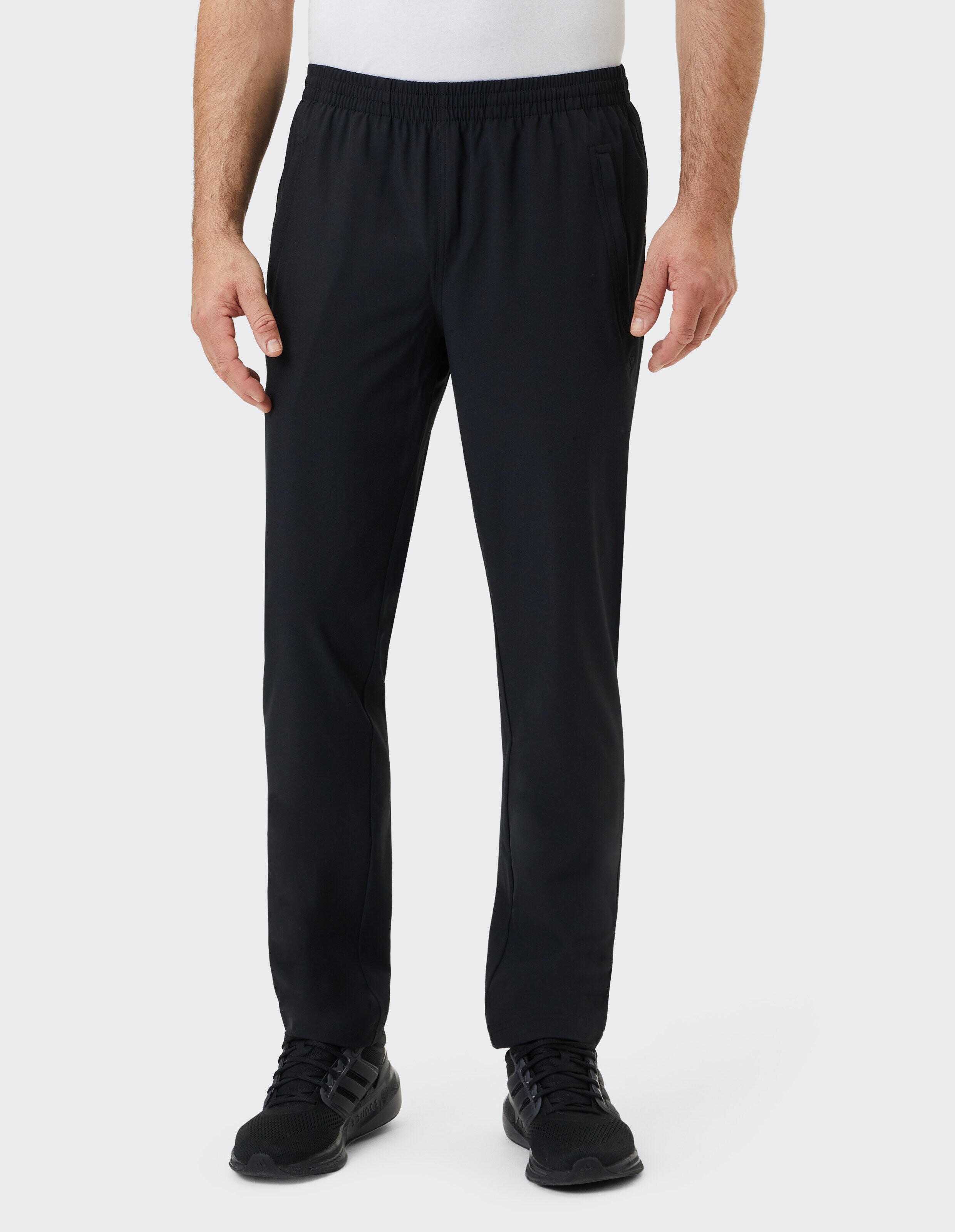 Schwarze Jogginghose mit elastischem Bund und Seitentaschen, schlichtes Design für Komfort und Freizeitaktivitäten.