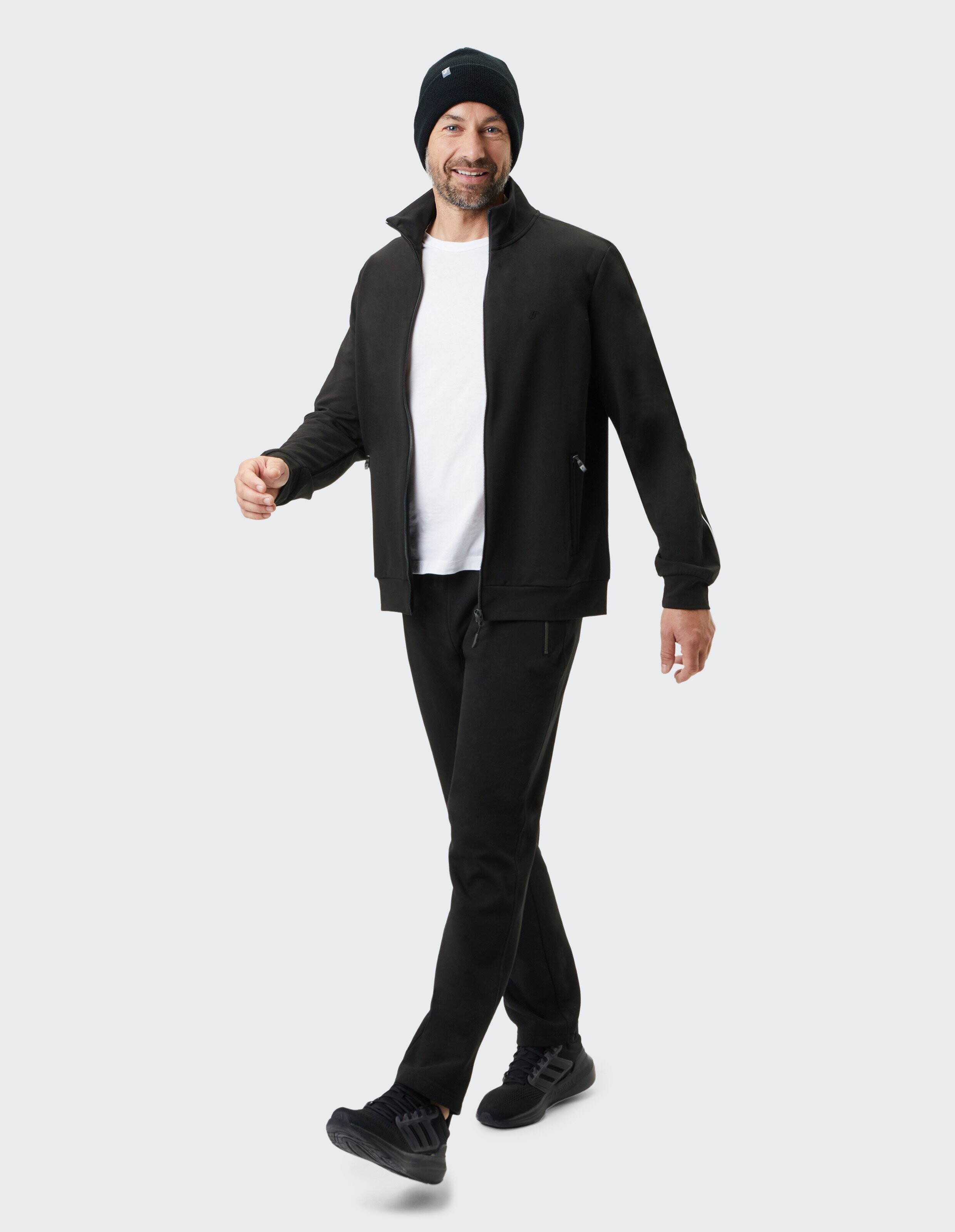 Schwarze Jacke mit Stehkragen, Frontreißverschluss und zwei Seitentaschen, schlichtes Design, ideal für kühle Tage.