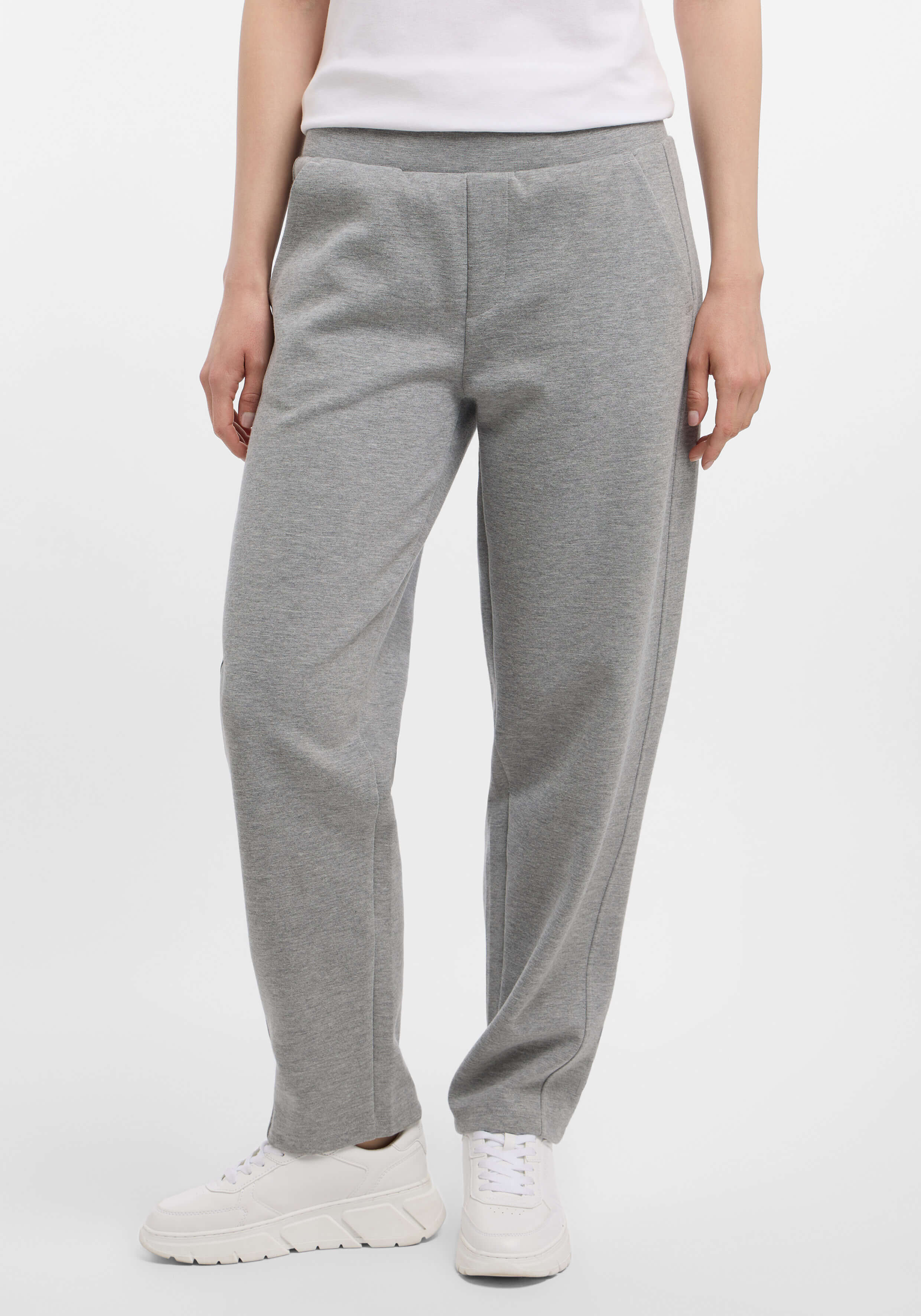Graue Freizeit-Jogginghose für Damen mit entspannter Passform und Seitentaschen.