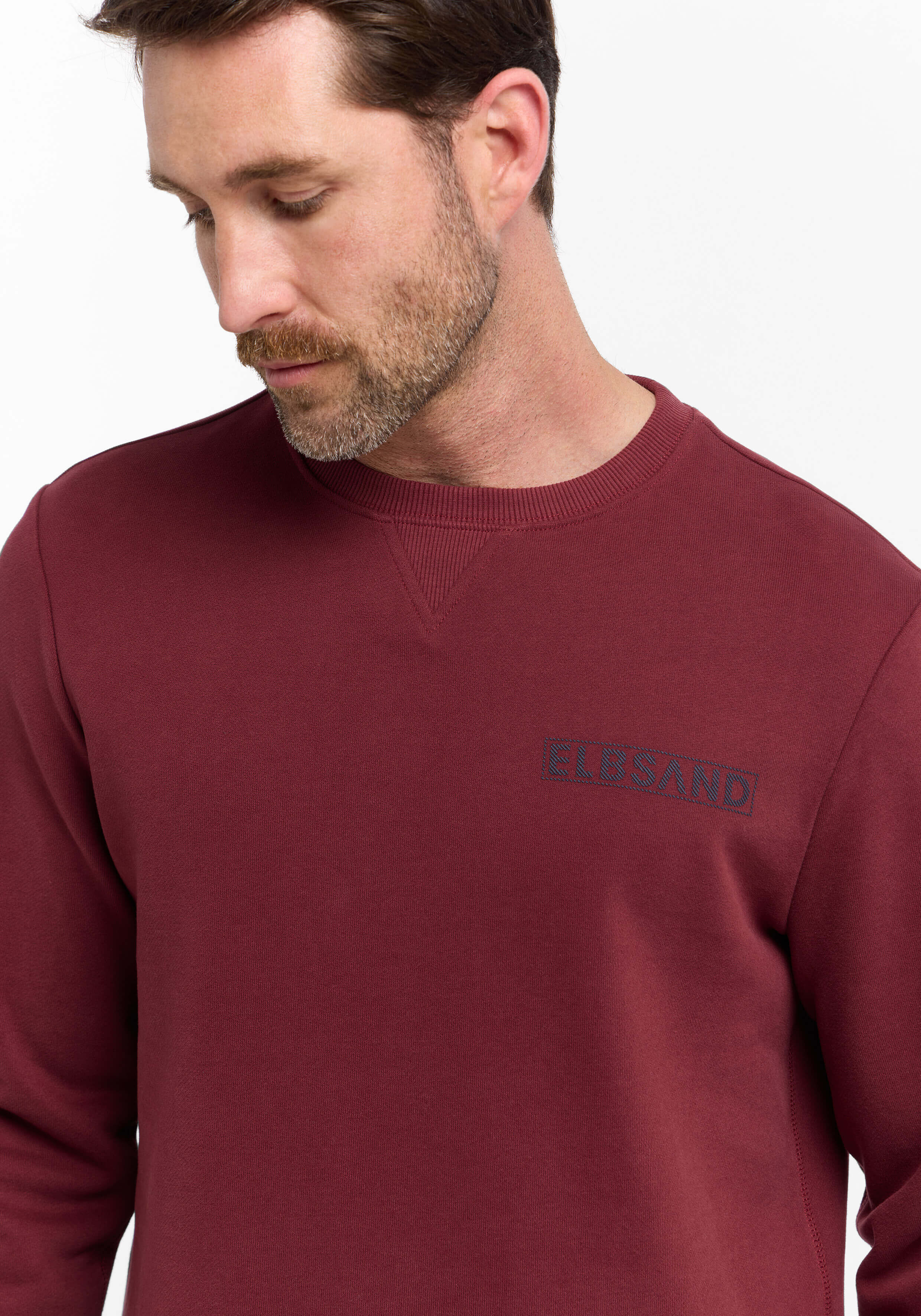 Burgunderrotes Herren-Sweatshirt mit ELBSAND-Logo, perfekt für Freizeitkleidung.
