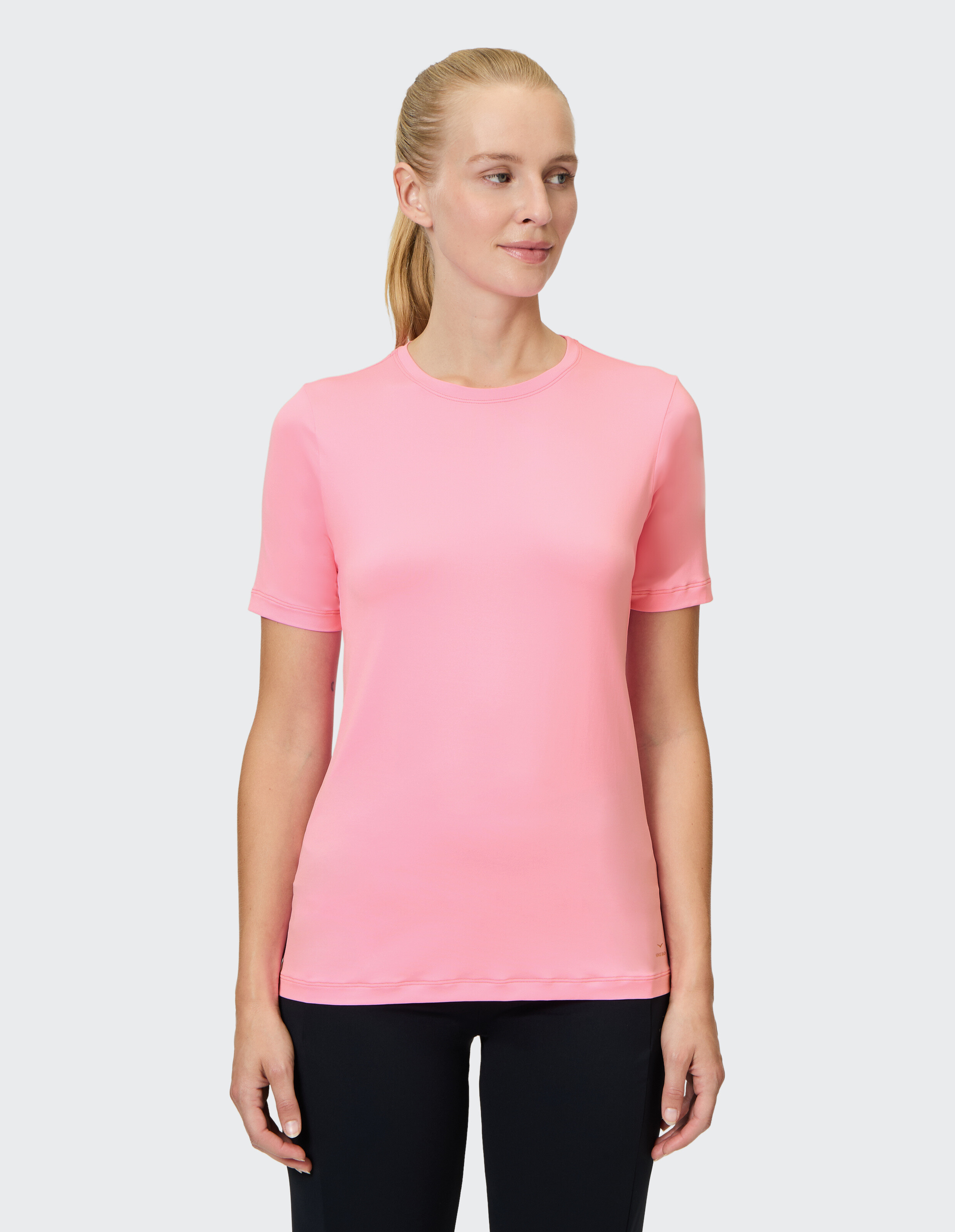 Frau trägt ein kuscheliges, rosa kurzärmeliges Freizeit-T-Shirt für täglichen Komfort.