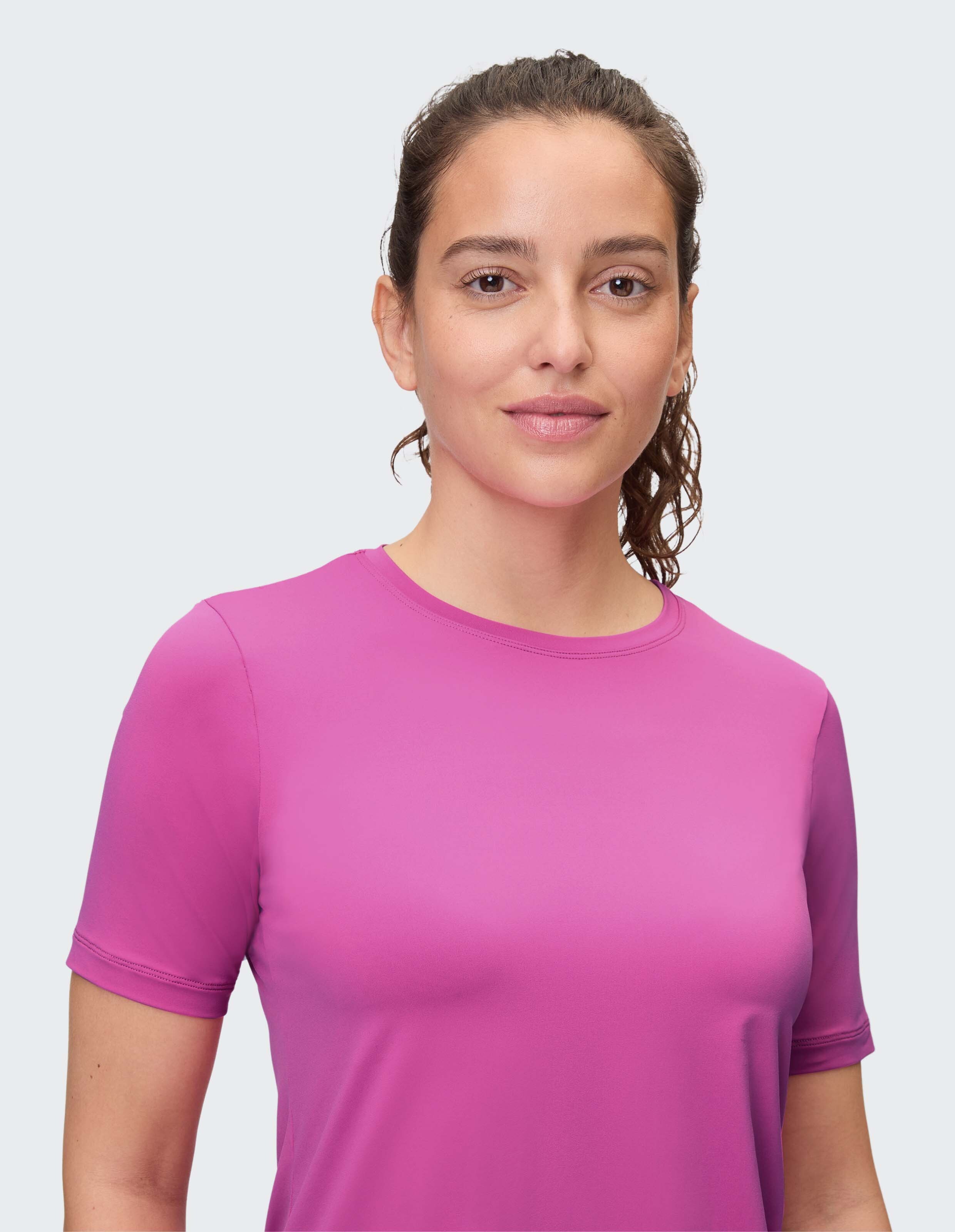 Frau trägt ein gemütliches rosafarbenes Venice Beach Kurzarmshirt Sia für den lässigen Alltag.