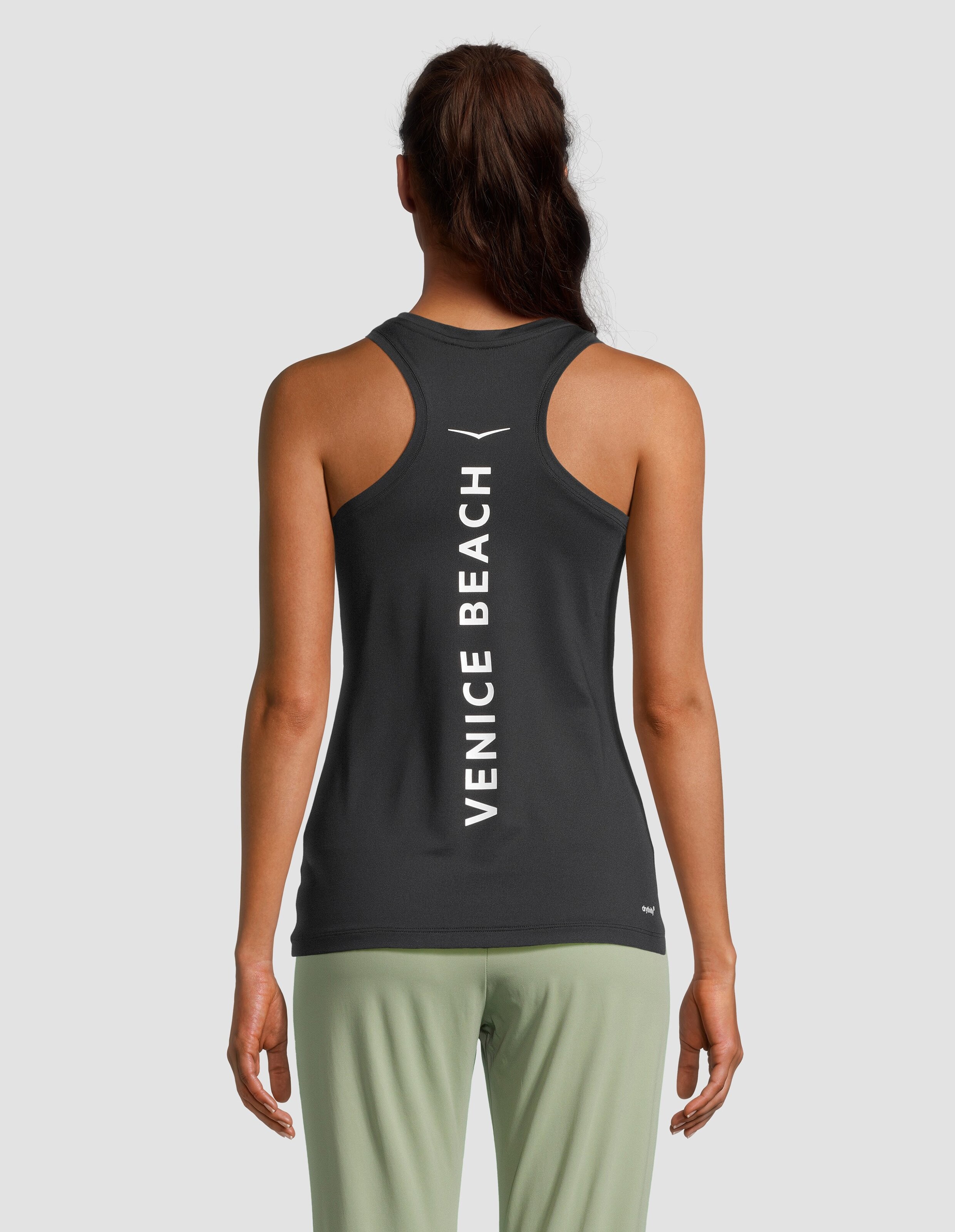 Frau trägt ein schwarzes Racerback-Tanktop mit „Venice Beach“-Aufdruck, Rückansicht.
