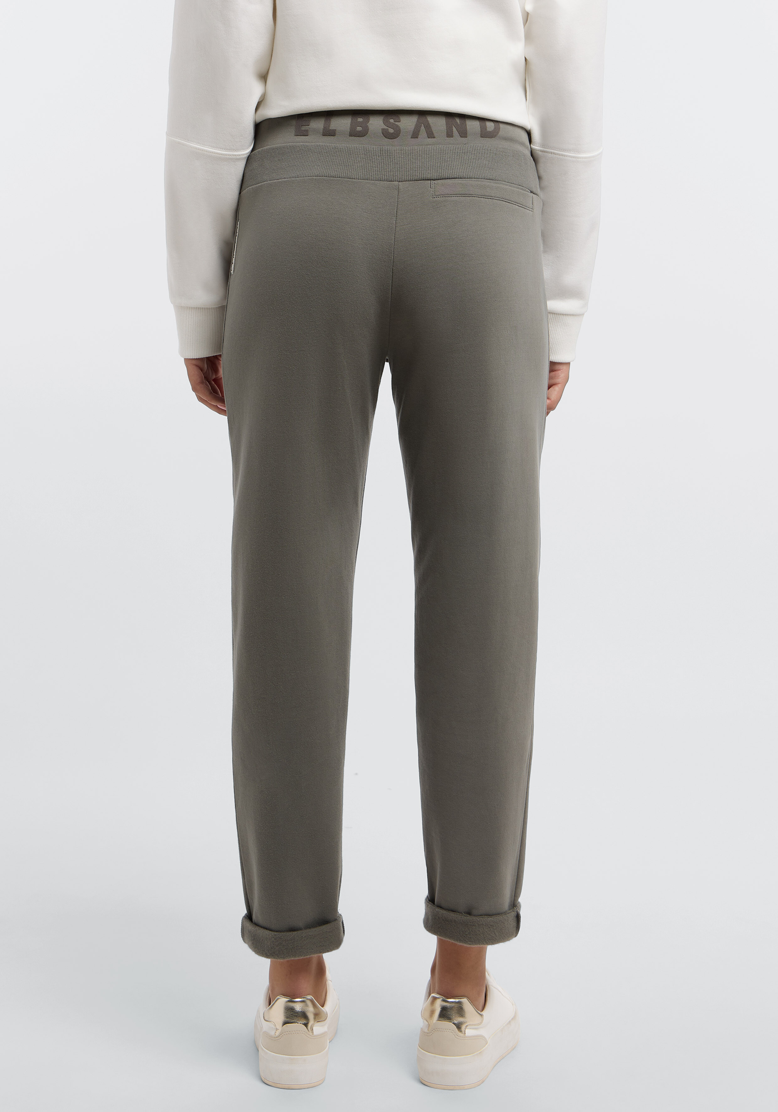 Rückansicht der olivgrünen ELBSAND-Jogginghose mit Logobund und Rollbündchen.