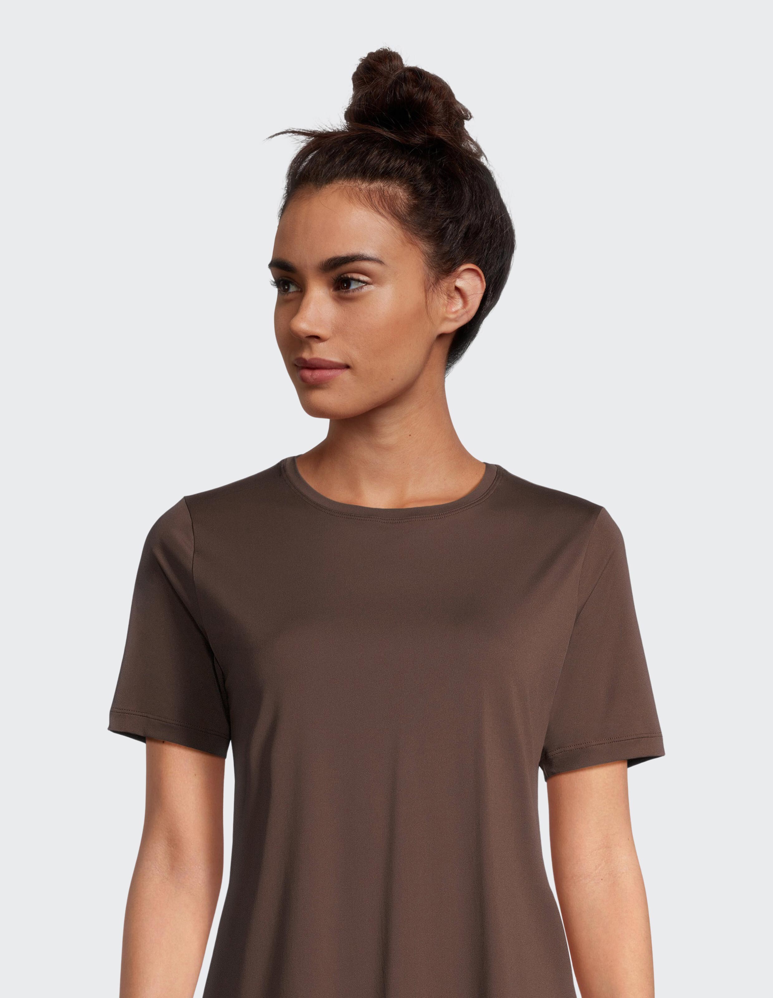 Frau trägt ein braunes Venice Beach Kurzarmshirt Sia für lässigen, bequemen Stil.
