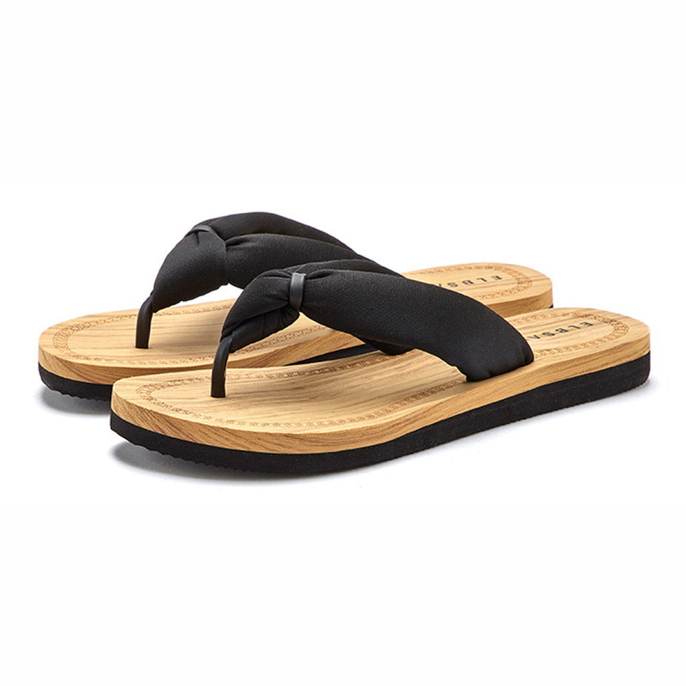 Schwarze Flip-Flops mit geknotetem Riemen und Holzsohle für lässige Sommerkleidung.