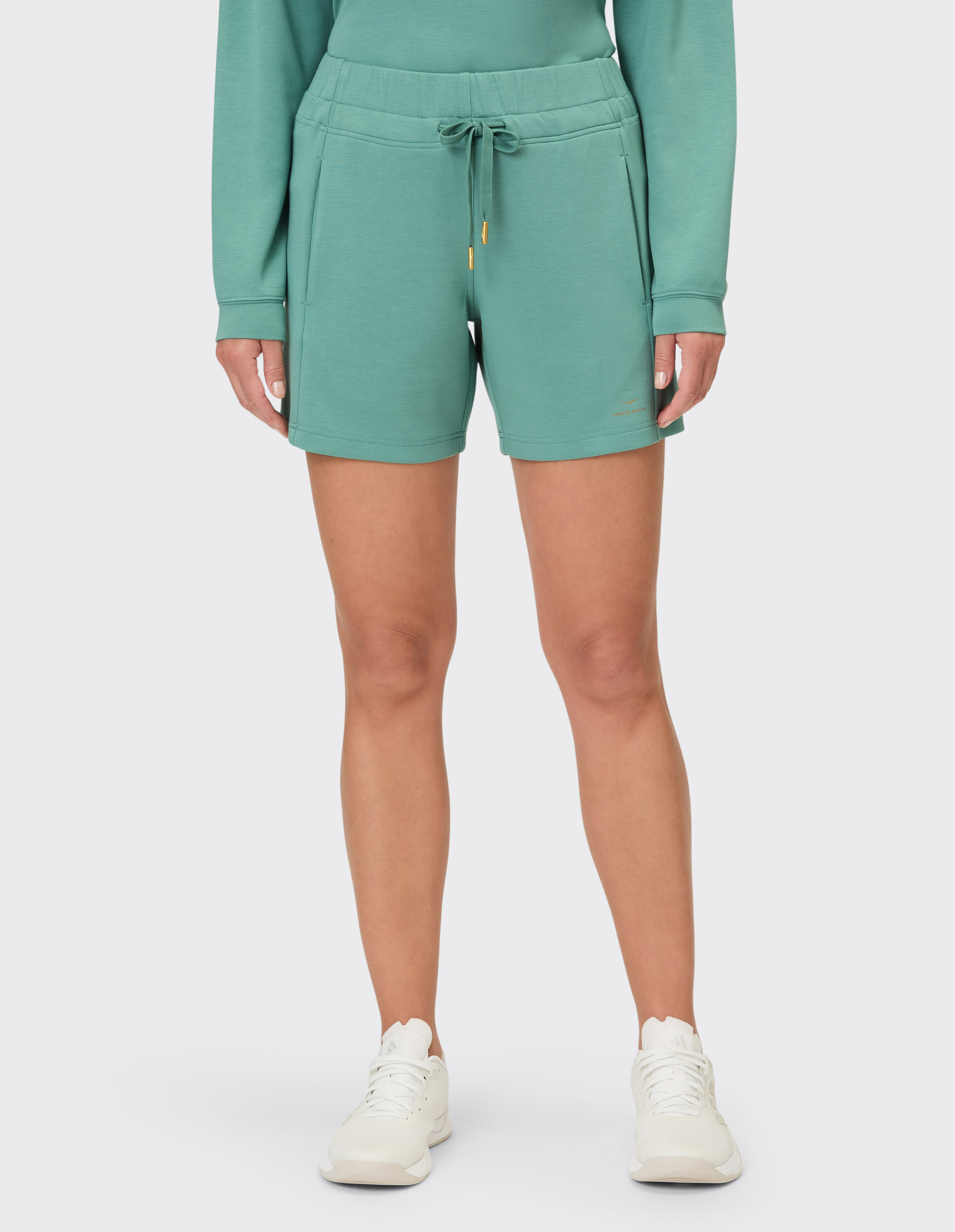 Hayley-Shorts von Venice Beach in Salbeigrün mit Kordelzug in der Taille für lässigen Komfort.