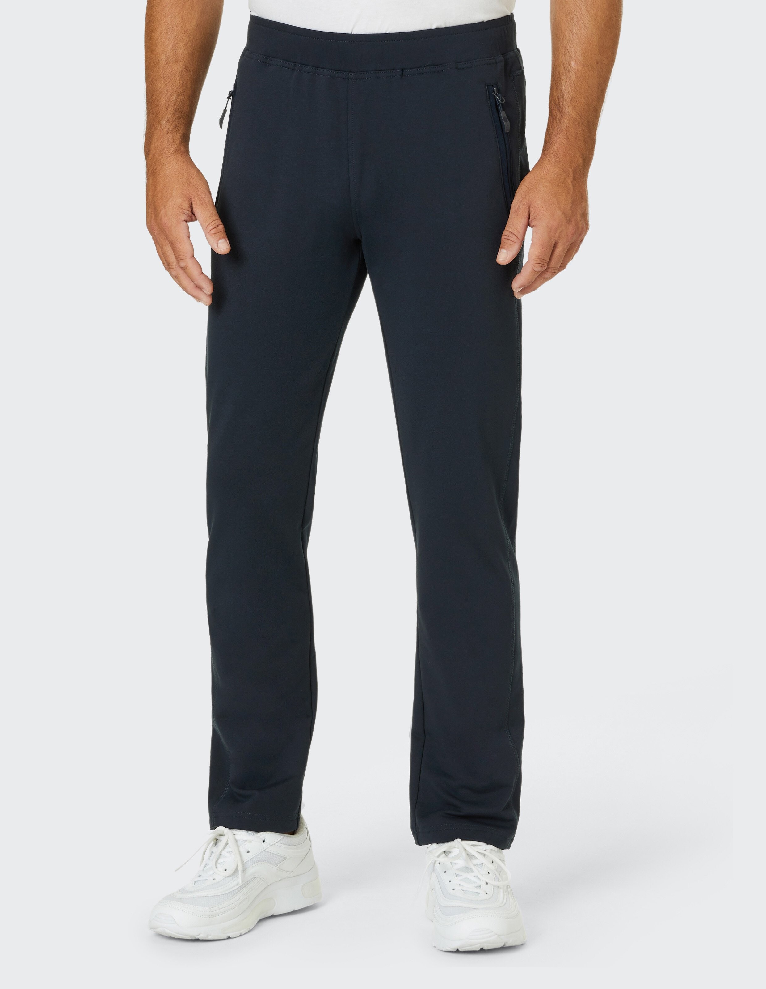 Schwarze Jogginghose mit elastischem Bund und zwei seitlichen Reißverschlusstaschen, aus weichem Stoff, gerade geschnitten.