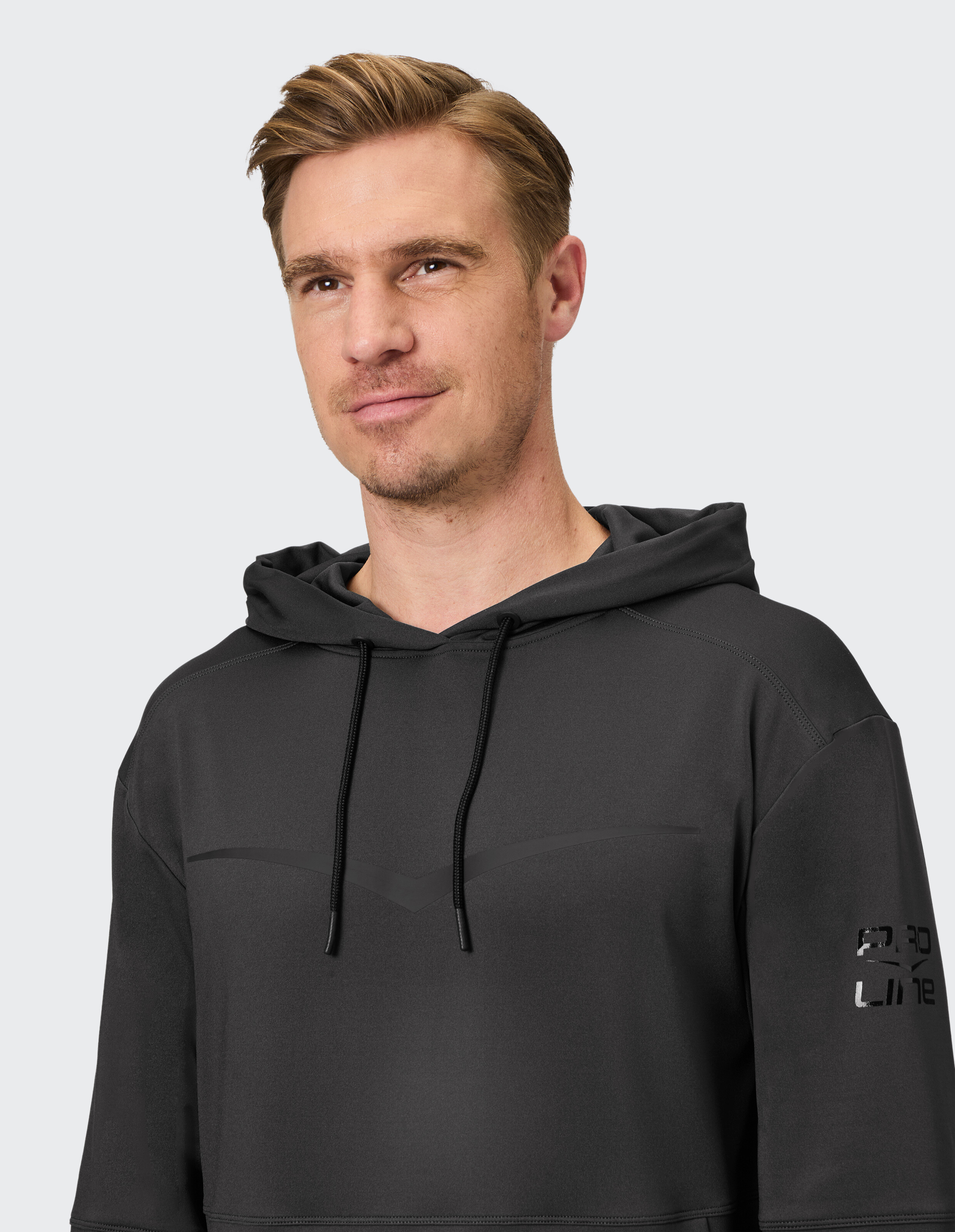 Mann trägt einen kuscheligen ELBSAND-Hoodie in Anthrazit mit lässiger, bequemer Passform.