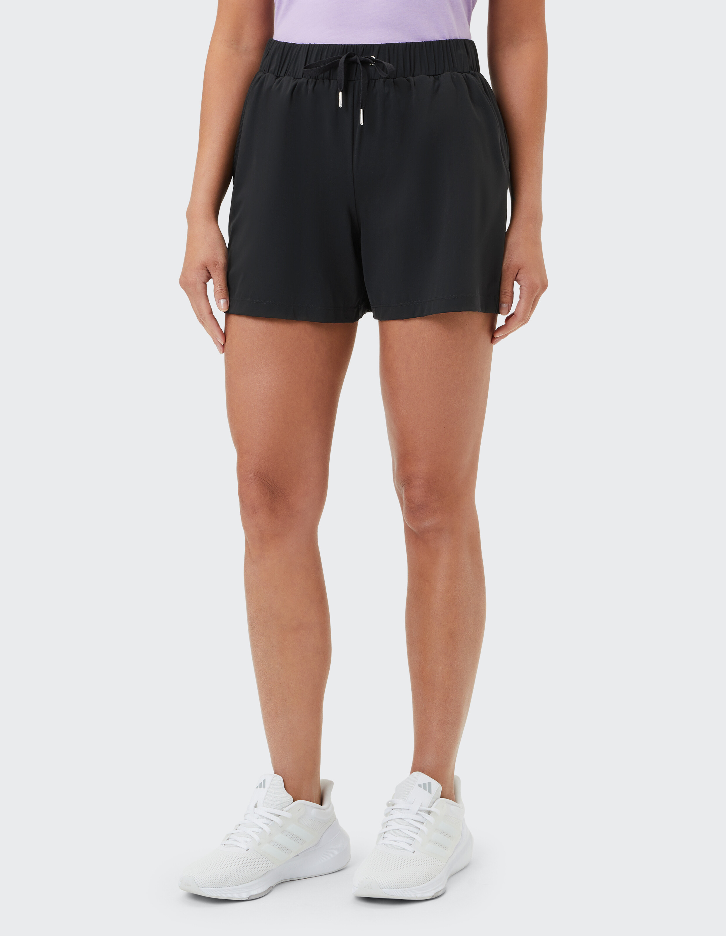 Schwarze Freizeitshorts mit elastischem Bund, perfekt für Sommerausflüge.