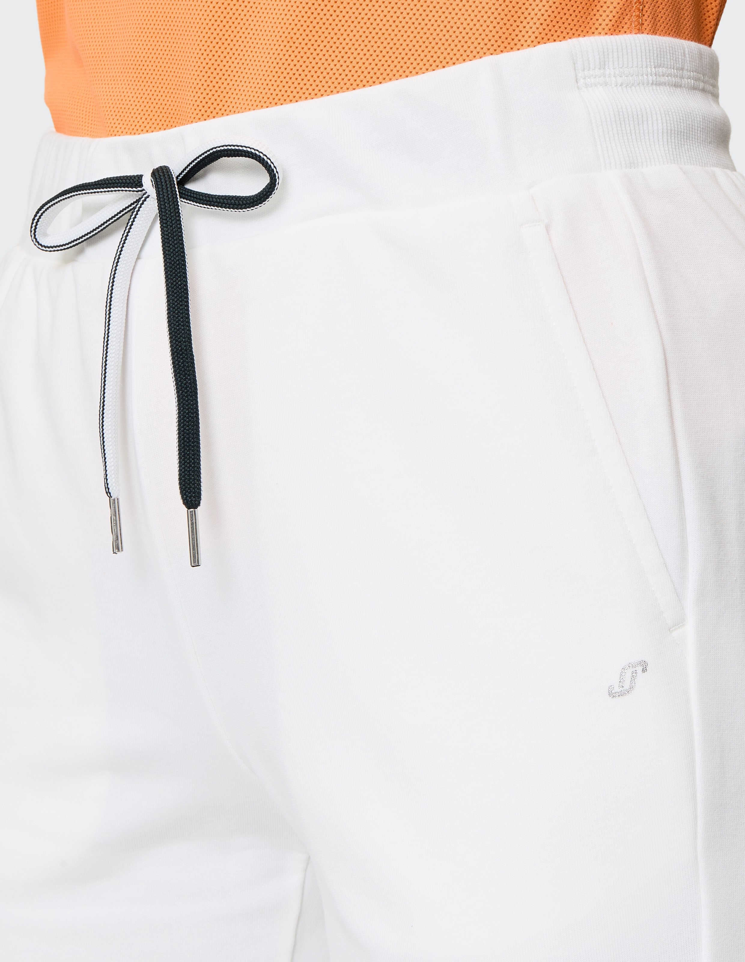 Weiße Shorts aus leichtem Stoff mit elastischem Bund und schwarzer Kordel, ideal für Freizeit und sportliche Aktivitäten.