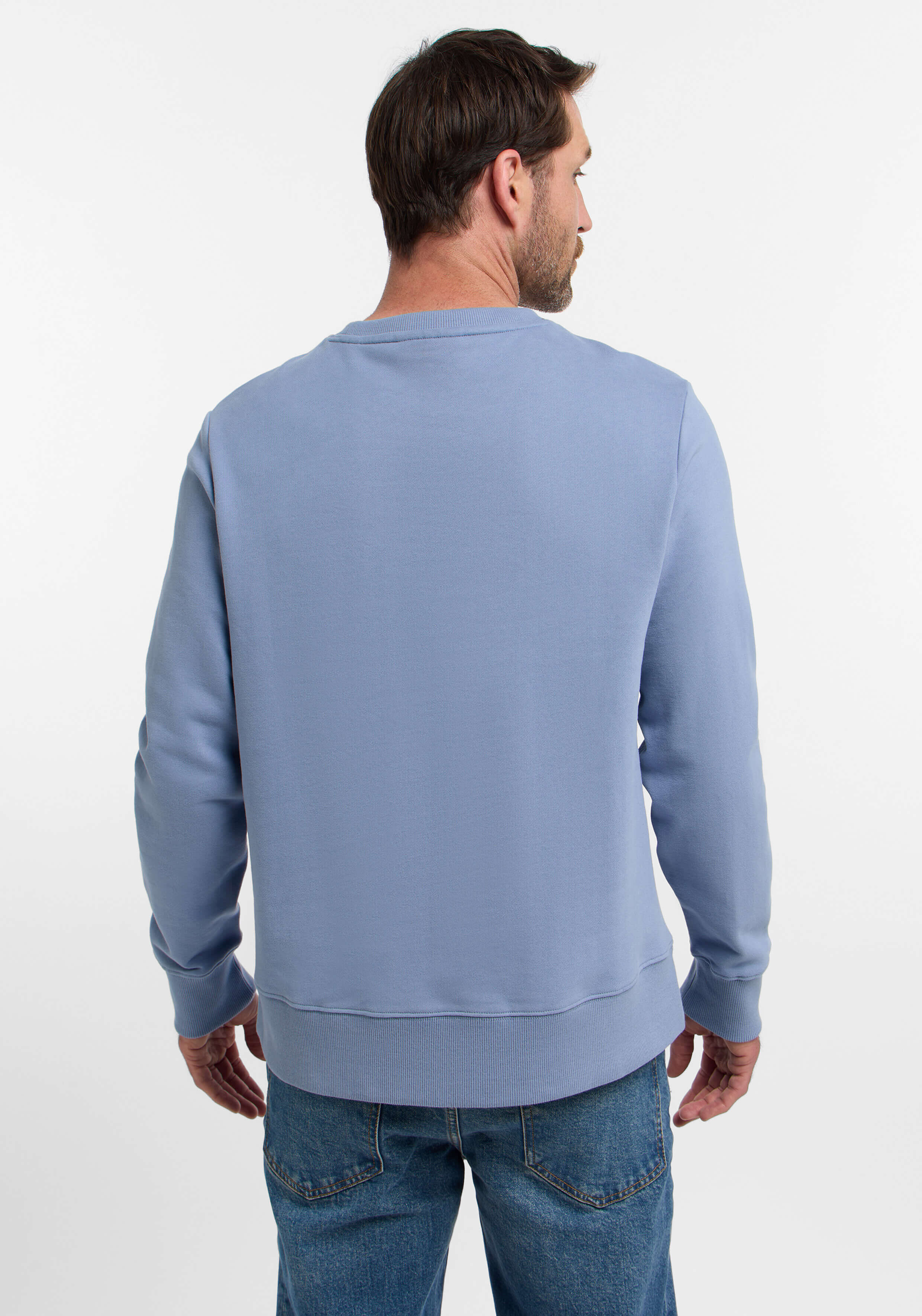 Mann trägt ein gemütliches blaues Sweatshirt mit Rundhalsausschnitt, perfekt für lässige Loungewear.