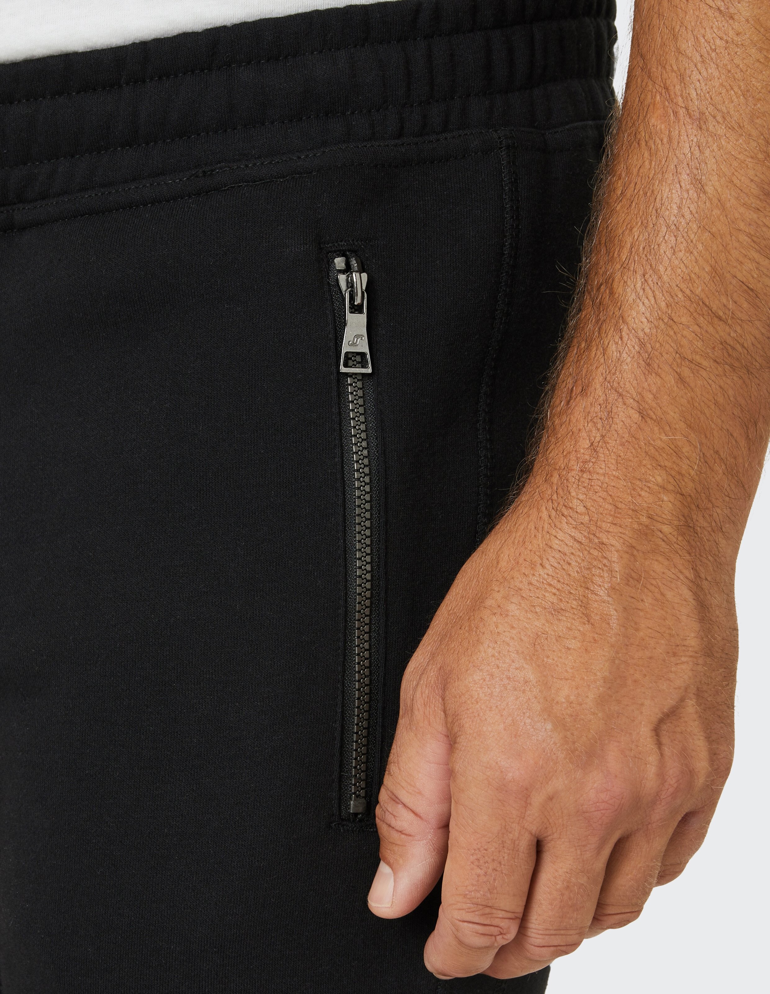 Schwarze Jogginghose mit elastischem Bund und geradem Schnitt, schlichtes Design ohne sichtbare Logos oder Muster.