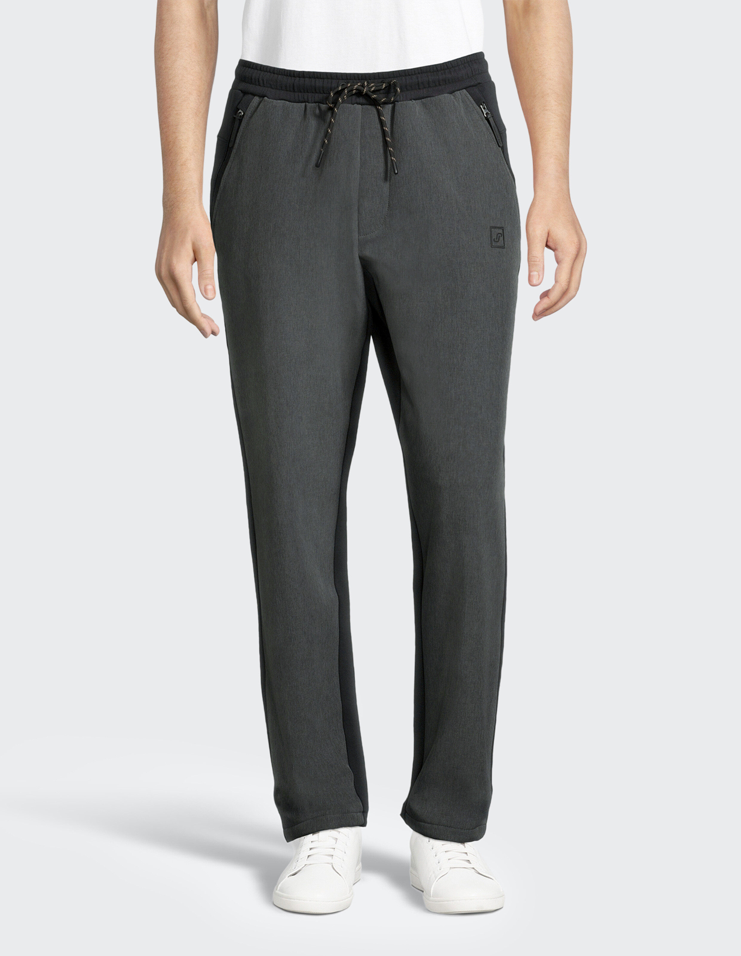 Mann trägt dunkelgraue, lässige Lounge-Hose mit Kordelzug in der Taille und Seitentaschen.