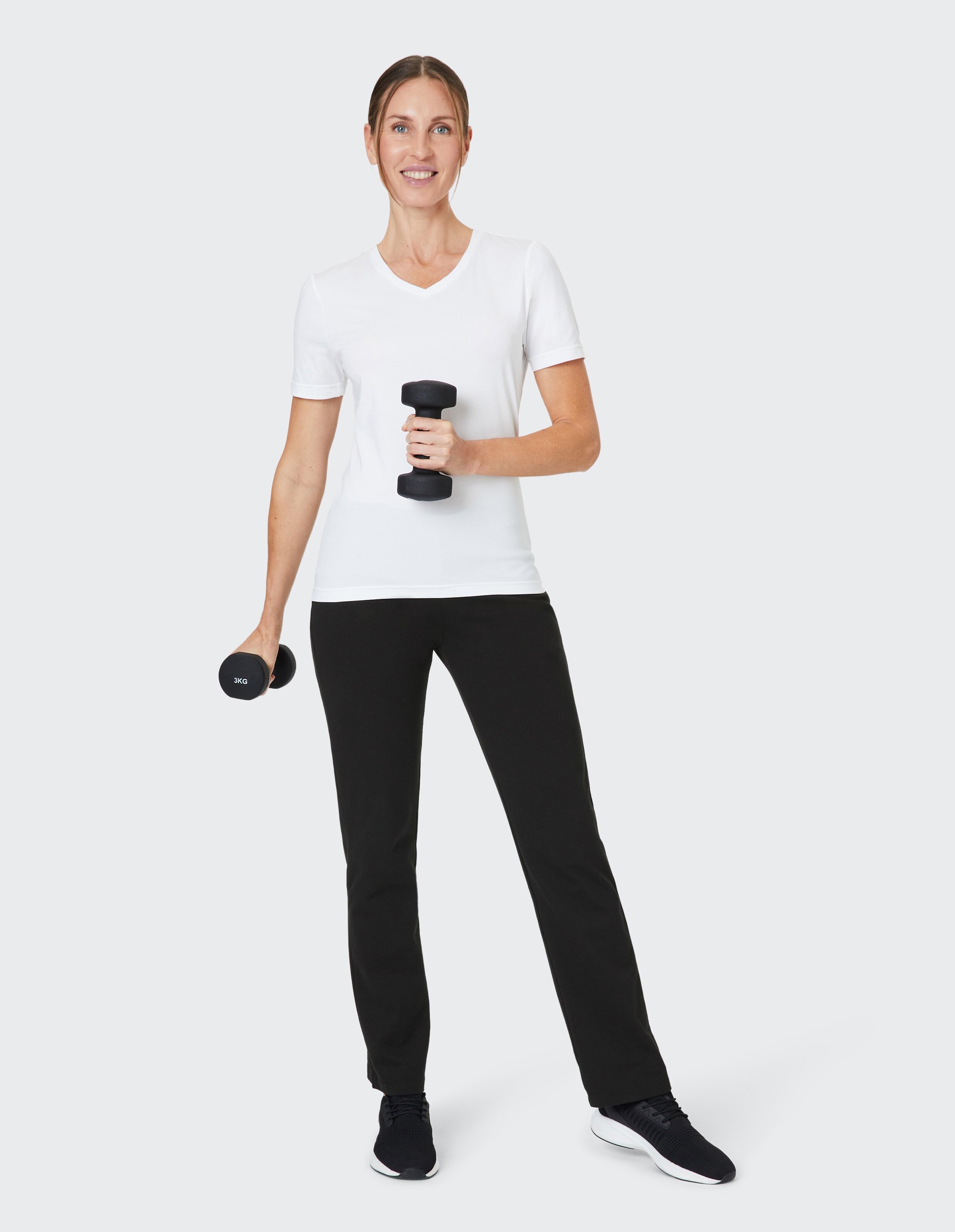 Schwarze, weite Jogginghose mit Kordelzug am Bund und leicht ausgestelltem Bein, ideal für Freizeit und Komfort.