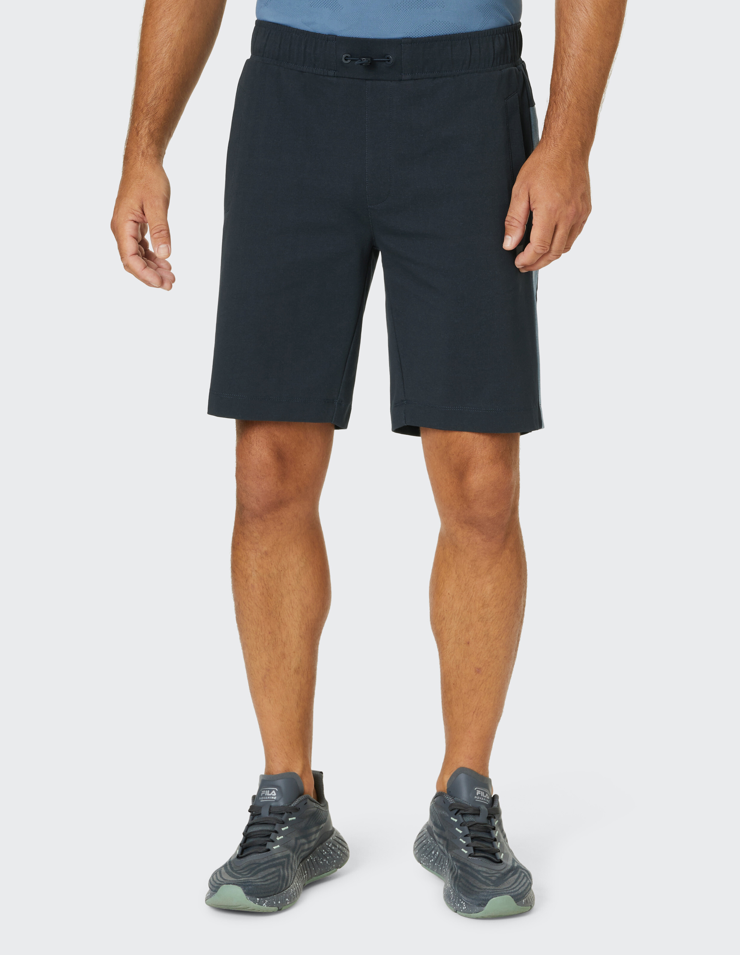 Schwarze, knielange Shorts mit elastischem Bund, Kordelzug und seitlichen Taschen aus bequemem, leichtem Stoff.