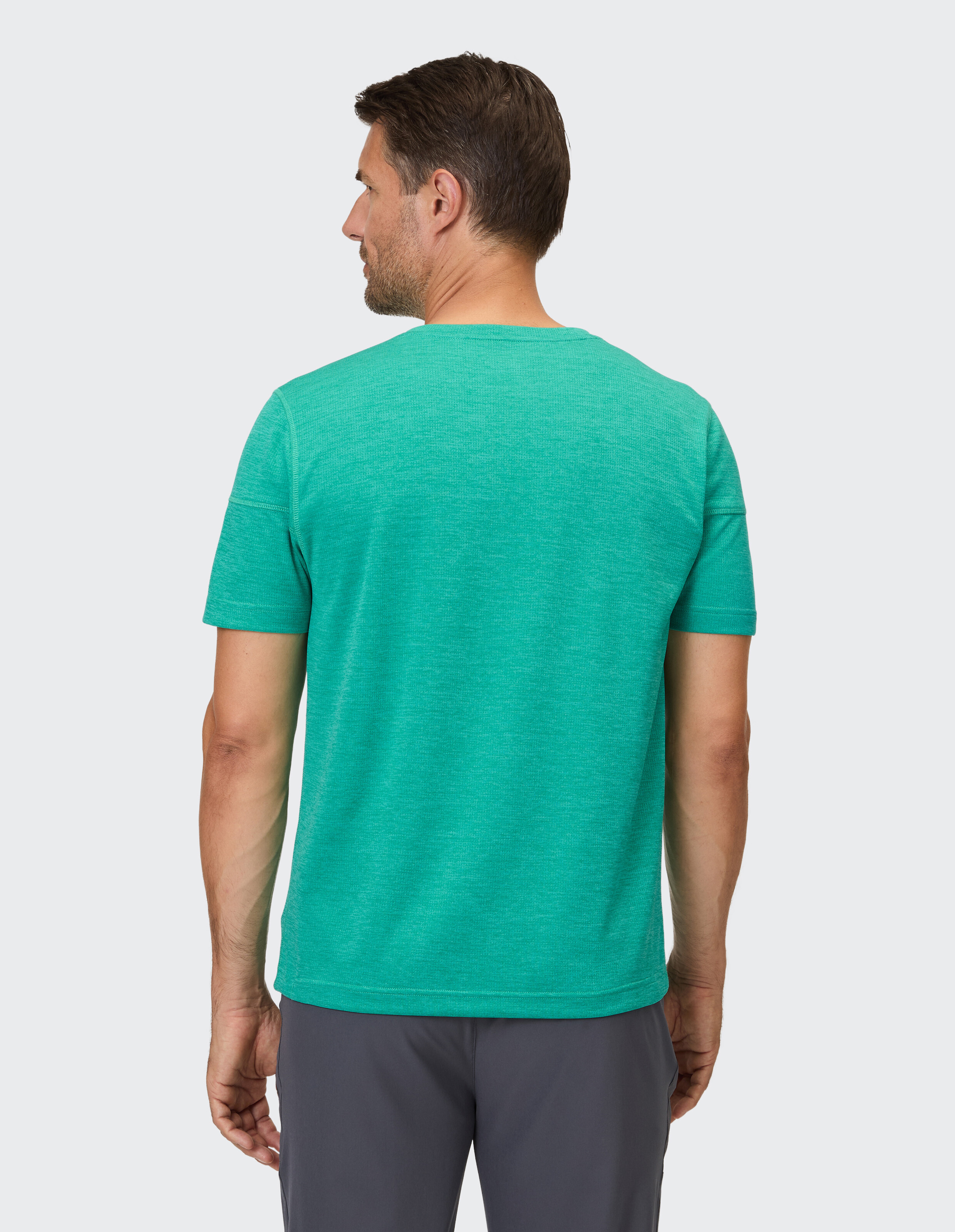 Grünes Freizeit-T-Shirt für Herren, kurzärmelig, aus weichem Stoff, perfekt für entspannte Ausflüge.