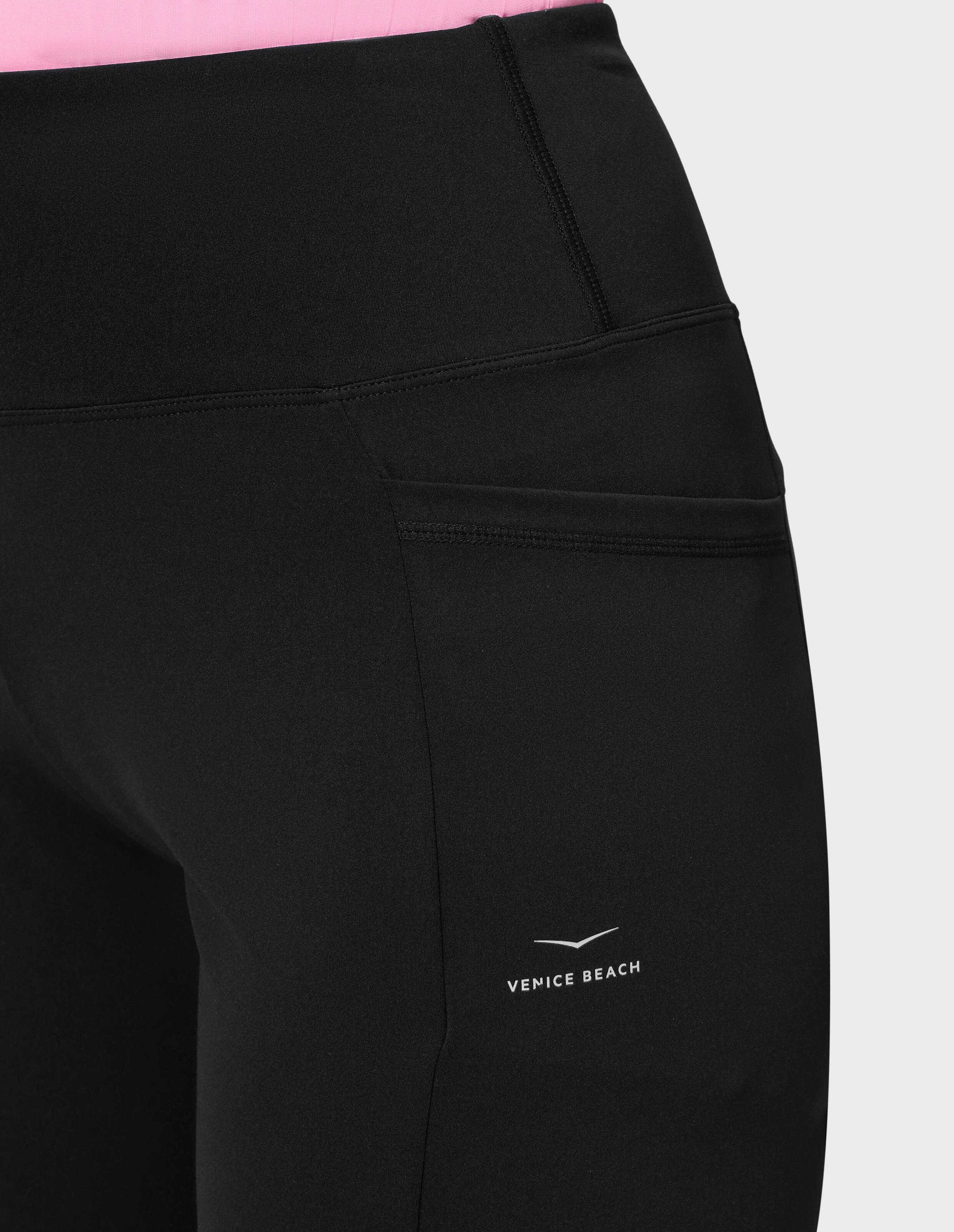 Nahaufnahme einer schwarzen Leggings mit hoher Taille, Seitentasche und Venice Beach-Logo.