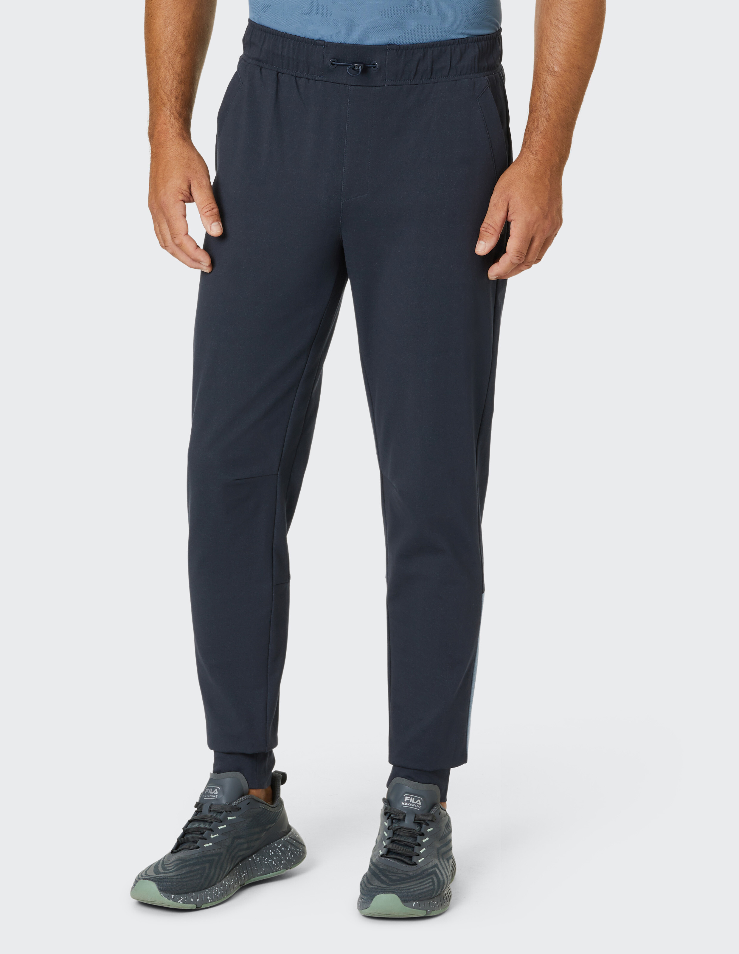 Mann trägt bequeme, dunkelblaue Freizeit-Jogginghose mit elastischem Bund.