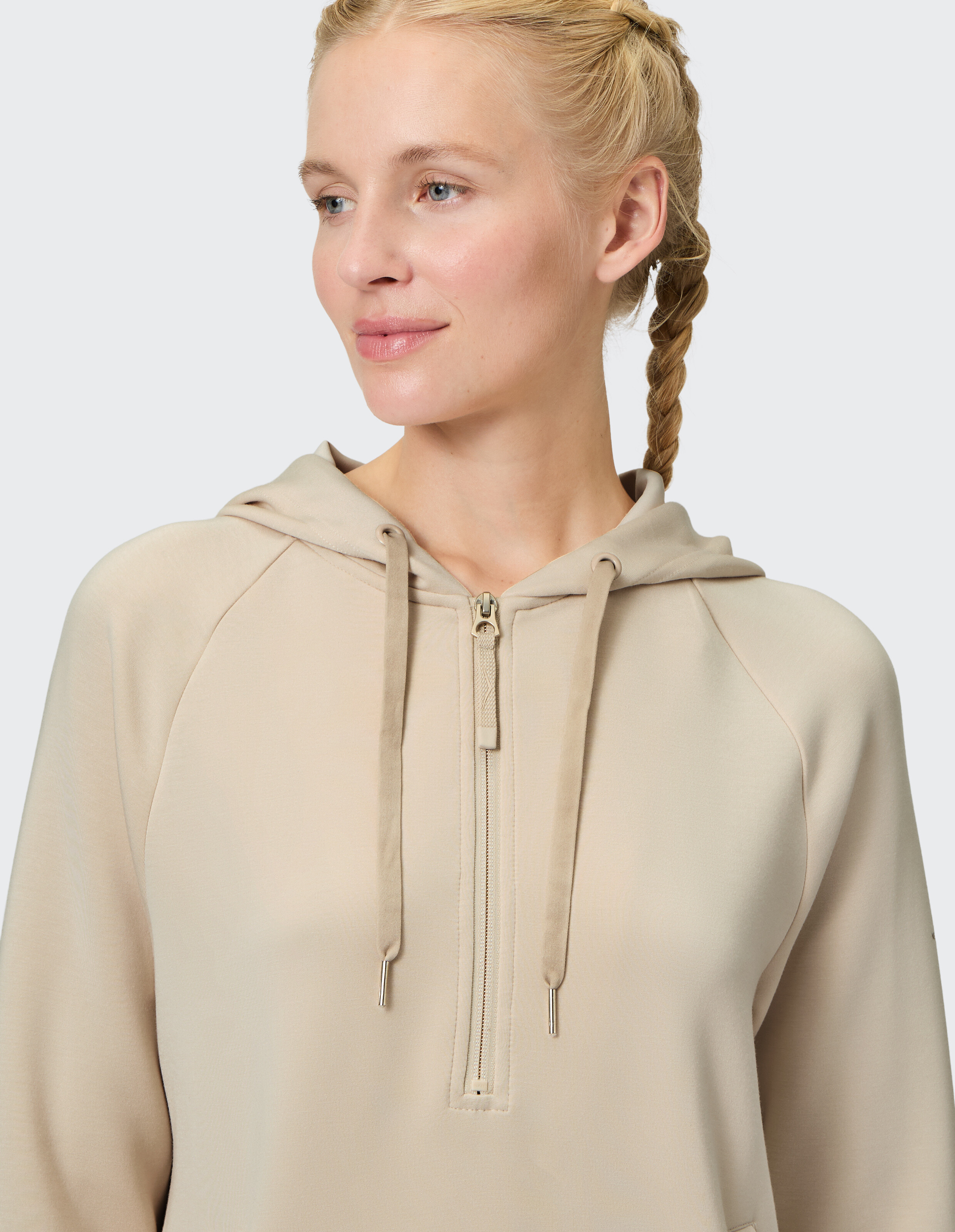 Beigefarbener Kapuzenpullover mit Reißverschluss und entspannter Passform, perfekt für den Freizeitgebrauch.