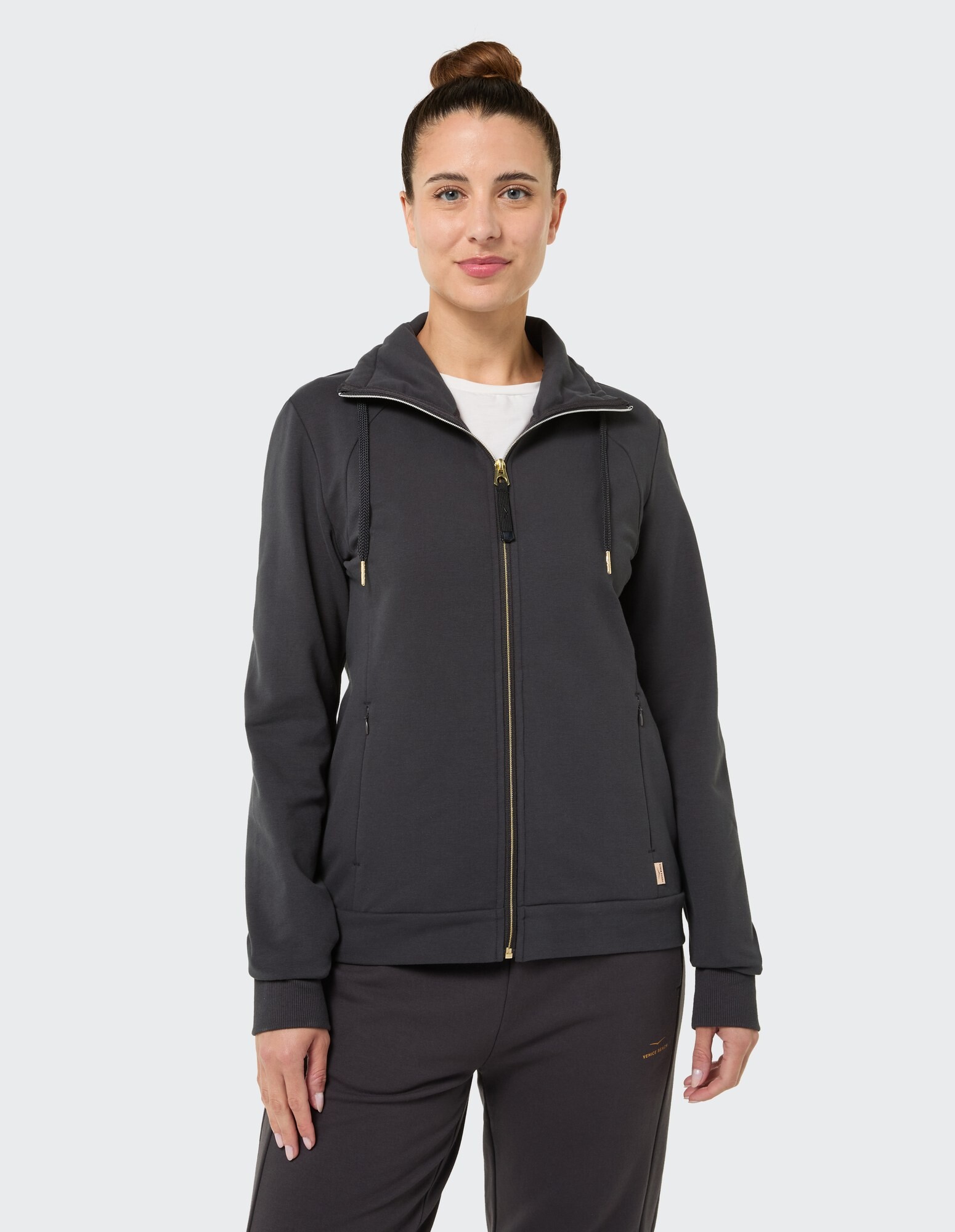 Frau in einer stilvollen dunkelgrauen Jacke mit Reißverschluss, perfekt für Freizeitkleidung.