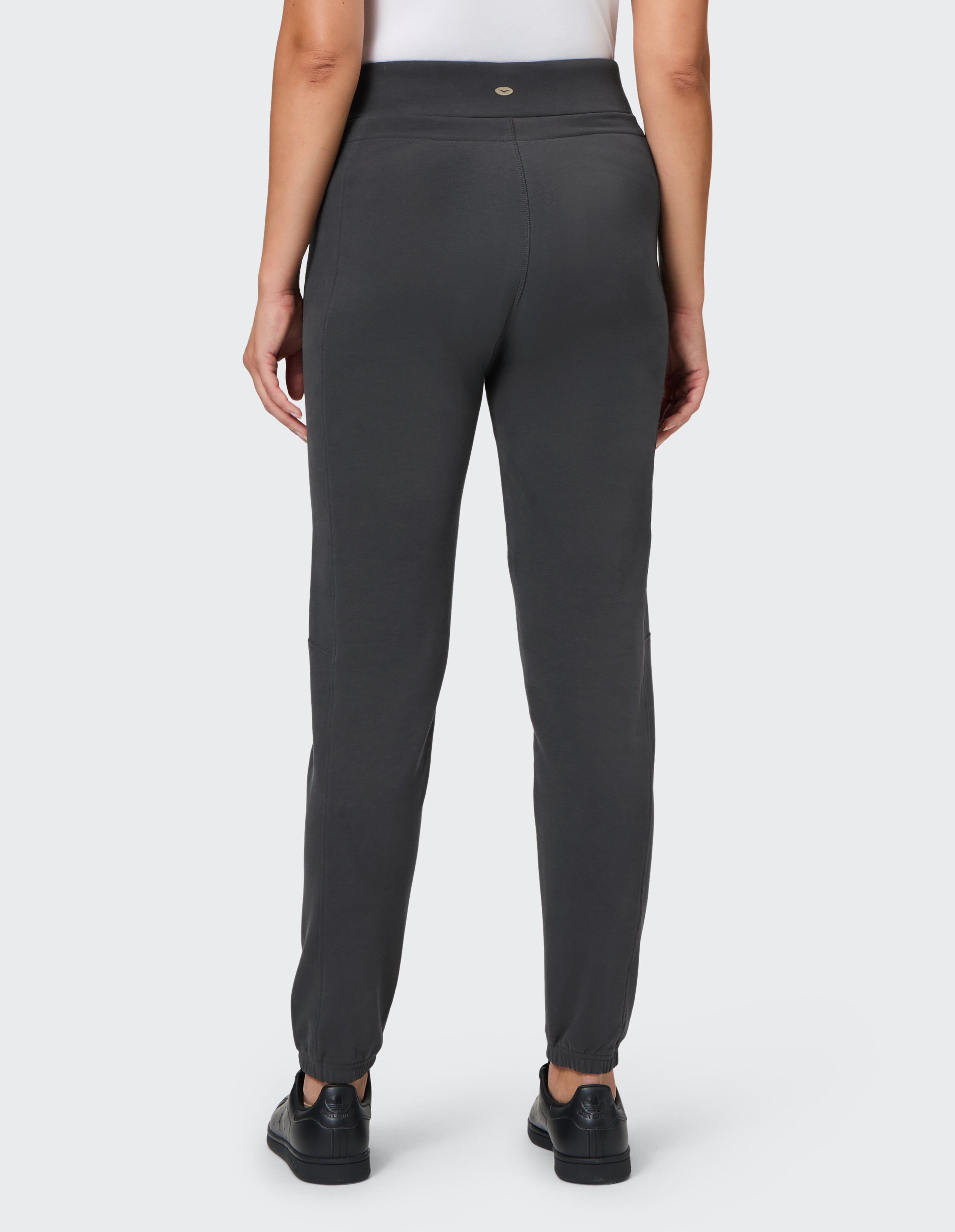 Rückansicht einer grauen Damen-Jogginghose mit elastischen Bündchen, perfekt für Freizeitkleidung.