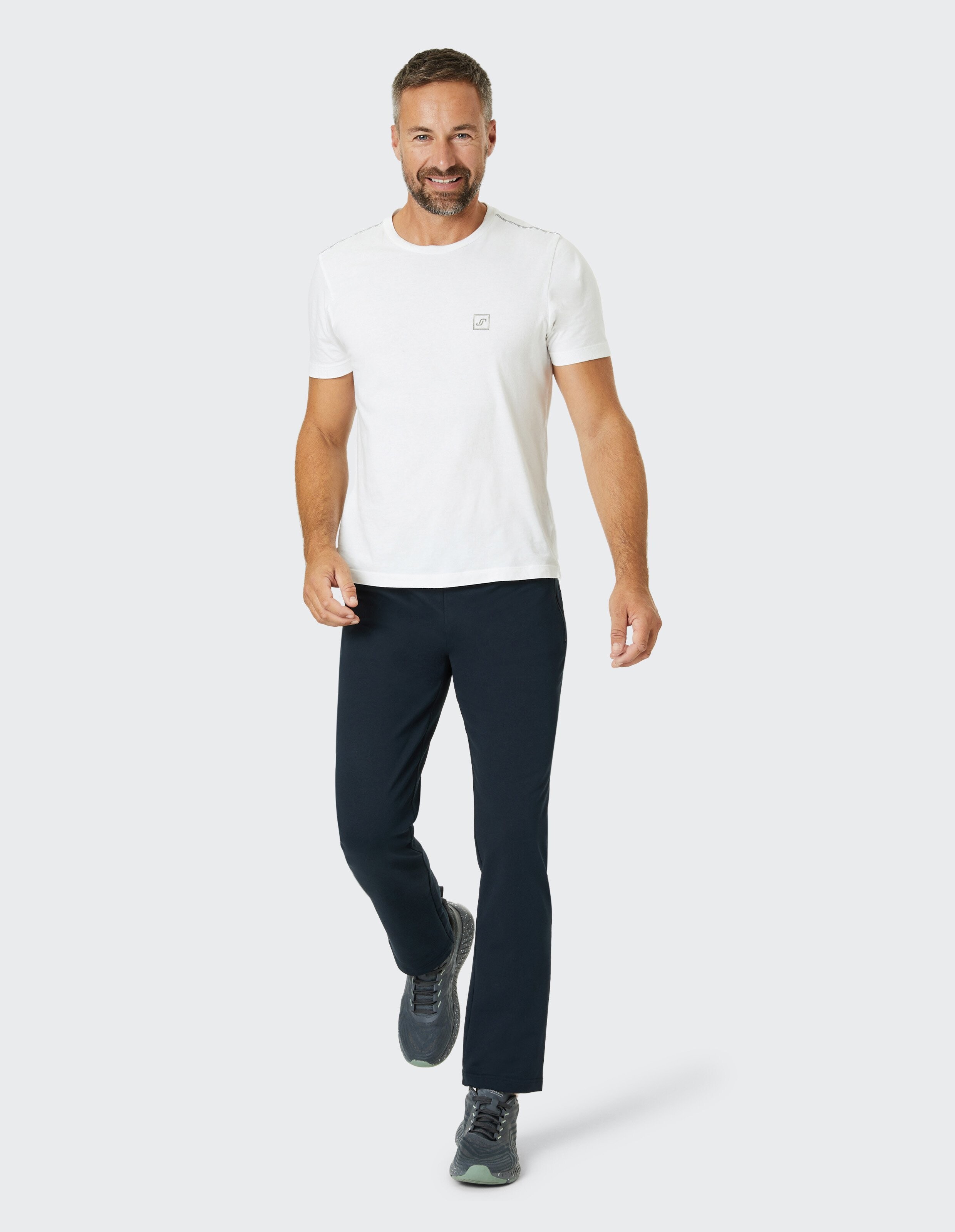 Dunkelblaue Jogginghose mit elastischem Bund, geradem Schnitt und minimalistischen Design, ideal für Freizeit und Sport.