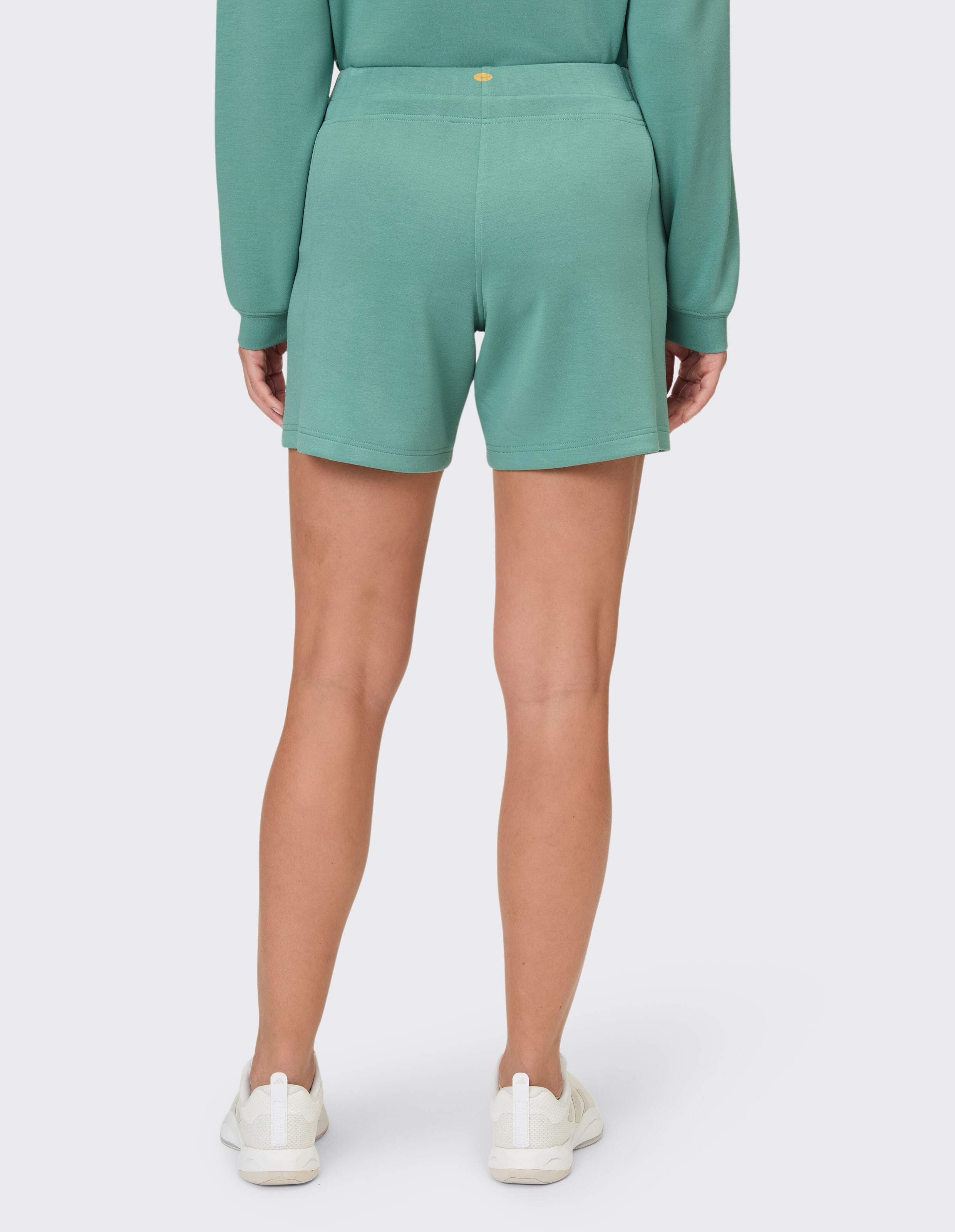 Rückansicht einer salbeigrünen, lässigen Lounge-Shorts mit bequemem elastischem Bund.