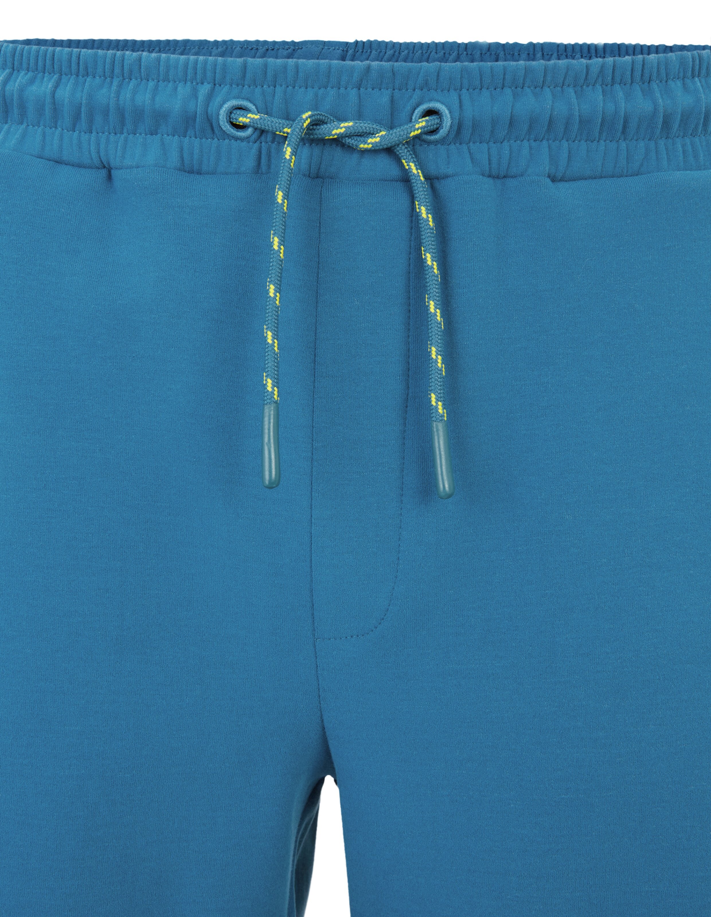 Blaue Shorts mit elastischem Bund und schwarz-gelb gestreiftem Kordelzug, vor hellem Hintergrund präsentiert.