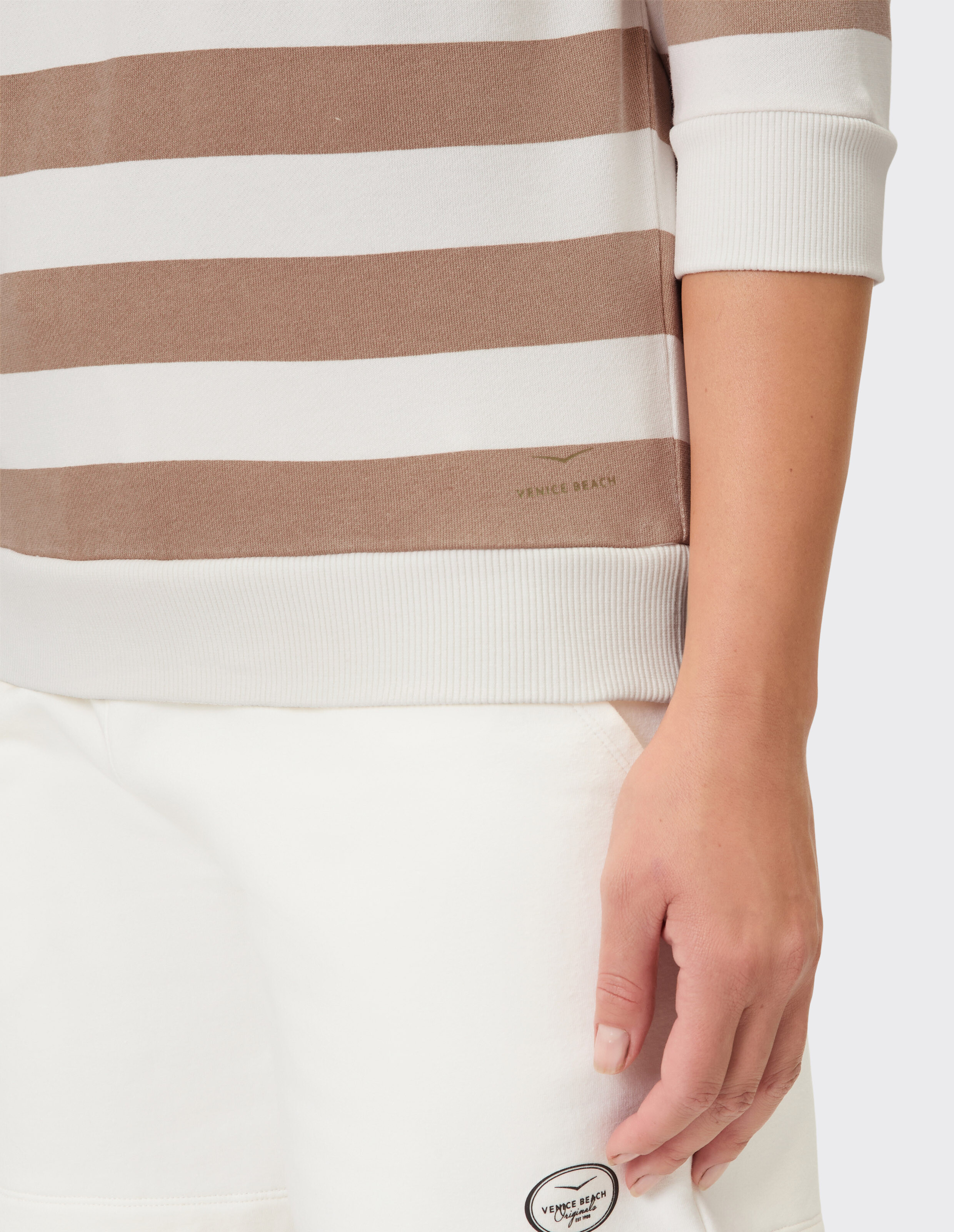 Gemütliches beige-weiß gestreiftes Langarm-Sweatshirt mit gerippten Bündchen für Freizeitkleidung.