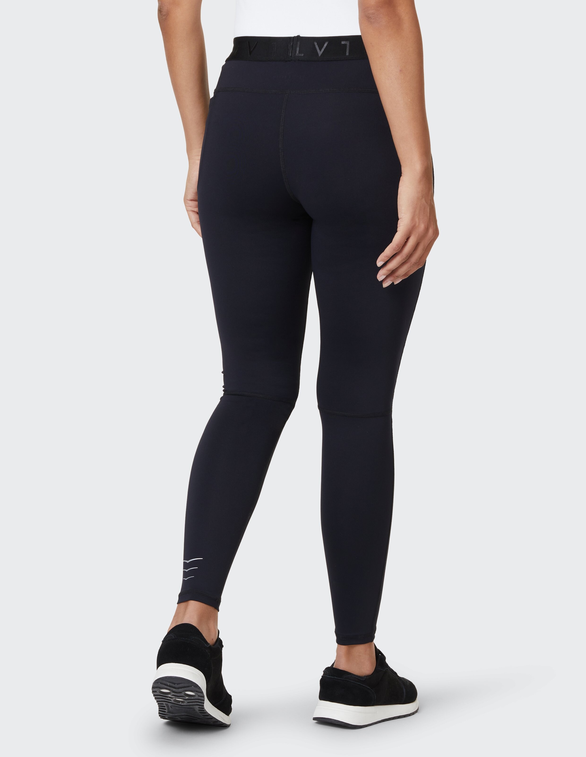 Rückansicht der schwarzen ELBSAND-Leggings mit Markenbund für Freizeitkleidung.
