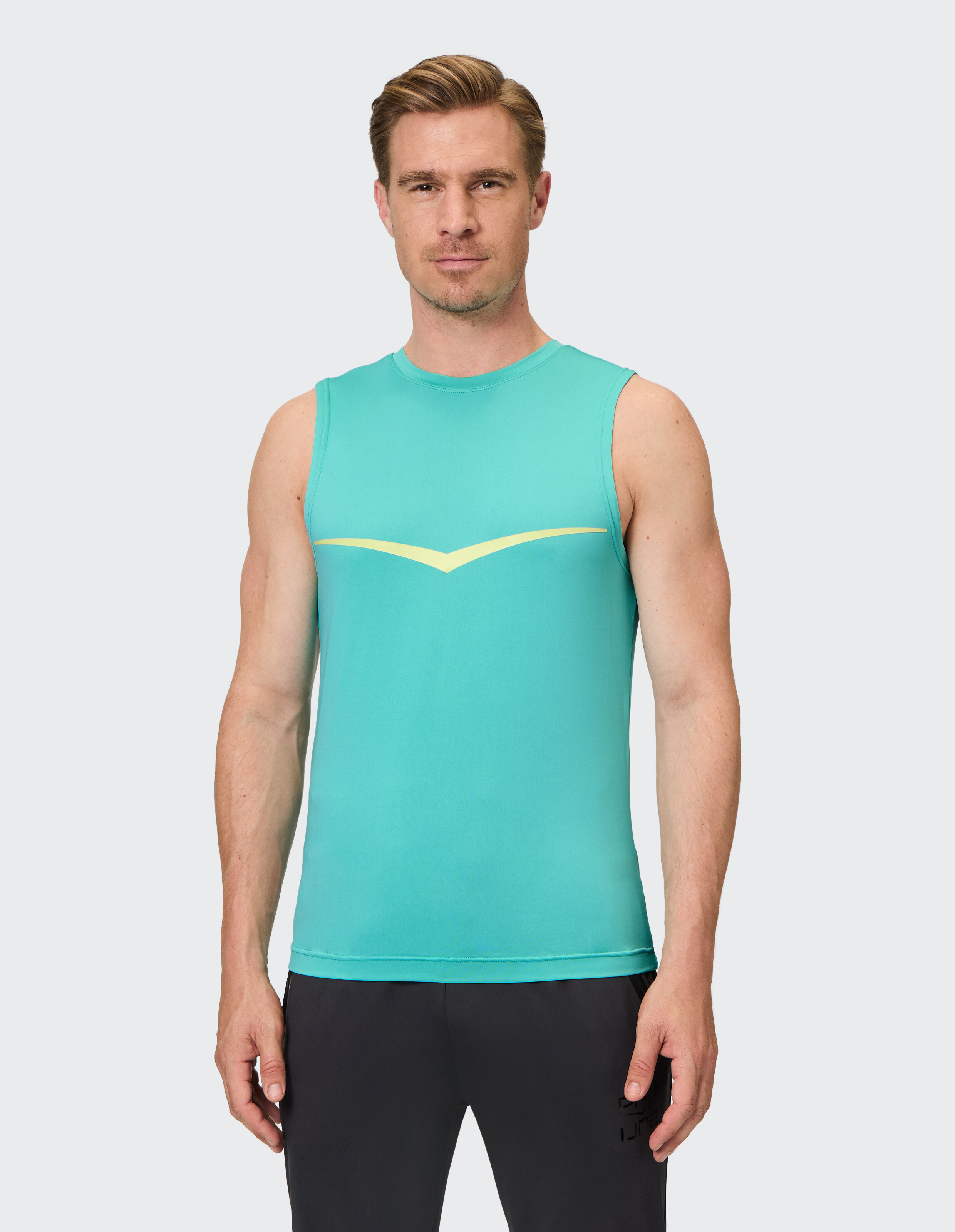 Mann trägt ein türkisfarbenes, ärmelloses Sport-Tanktop mit gelbem Chevron-Detail.