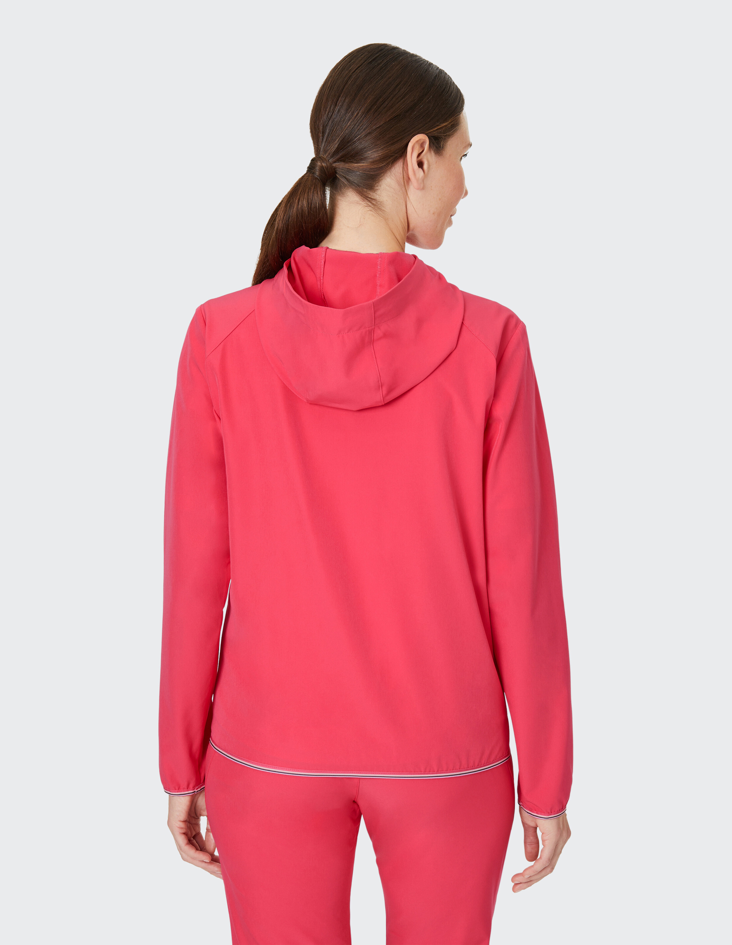 Rückansicht einer Frau in einer rosa Kapuzenjacke, perfekt für Freizeitkleidung.
