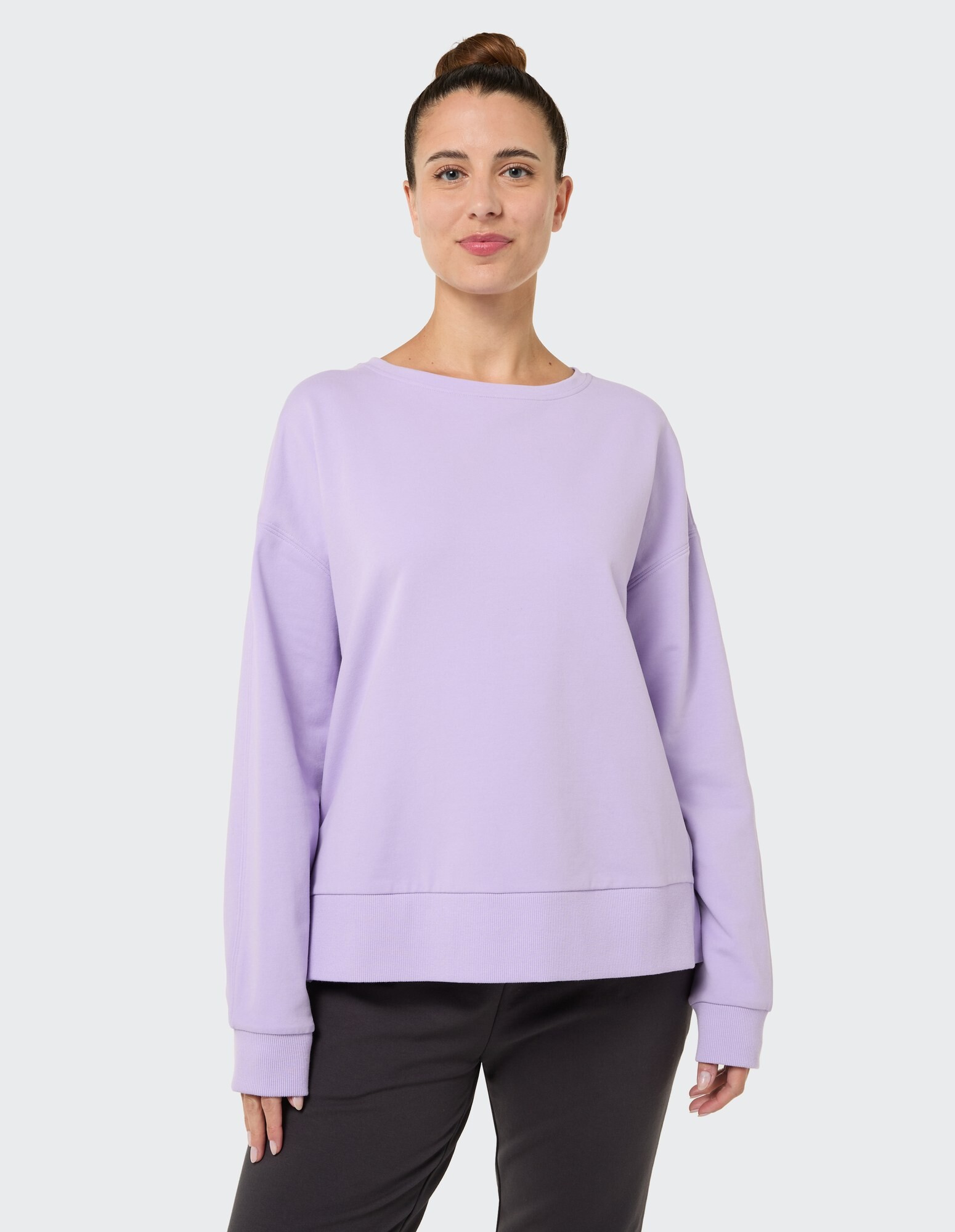 Kuscheliges lavendelfarbenes Sweatshirt mit entspannter Passform, perfekt für Freizeitkleidung.