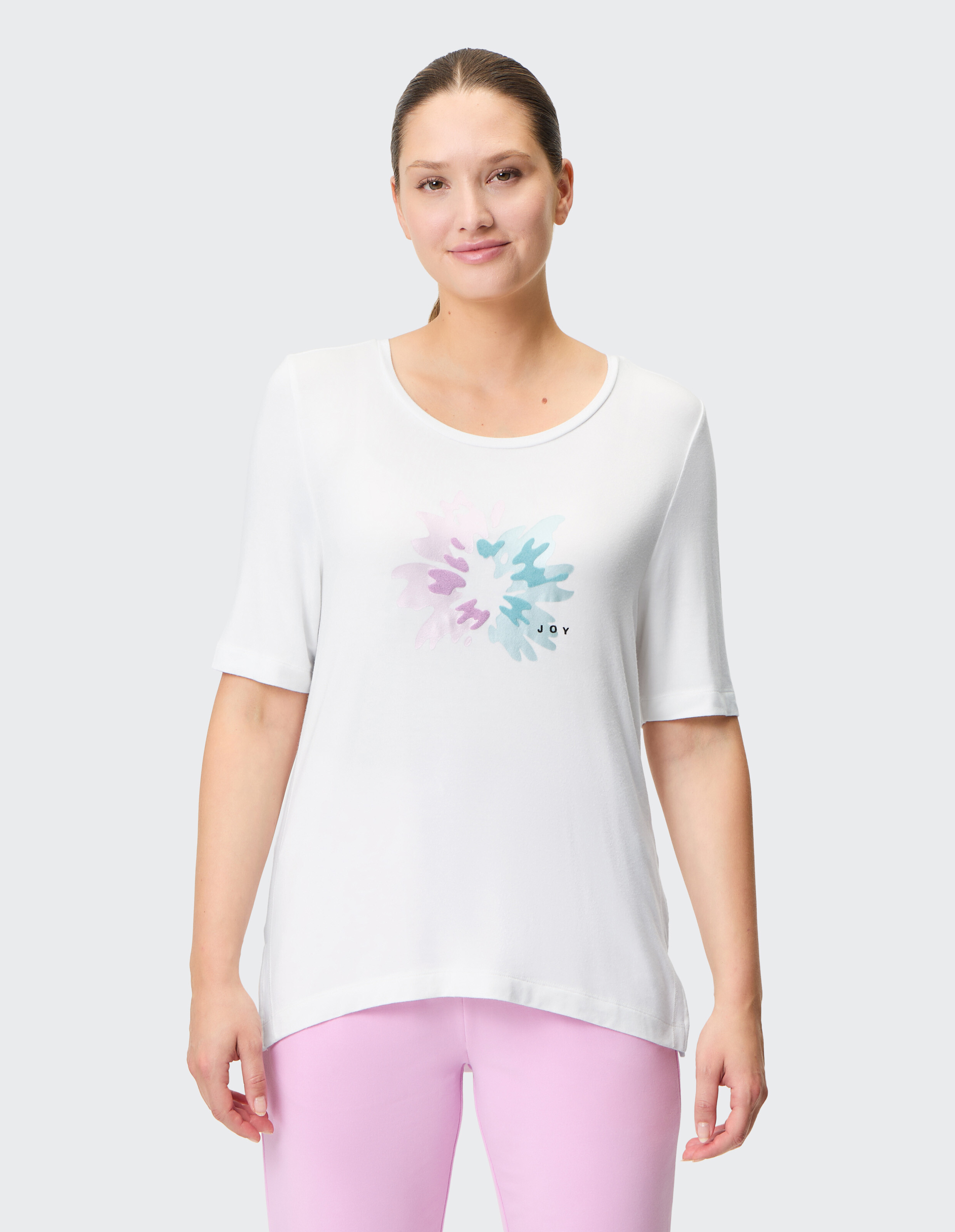 Weißes T-Shirt mit einem pastellfarbenen, abstrakten Blumenmotiv in Rosa, Lila und Türkis, darunter der Schriftzug \\\\\\\\\\\\\\\\\\\\\\\\\\\\\\\\\\\\\\\\\\\\\\\\\\\\\\\\\\\\\\\"JOY\\\\\\\\\\\\\\\\\\\\\\\\\\\\\\\\\\\\\\\\\\\\\\\\\\\\\\\\\\\\\\\".
