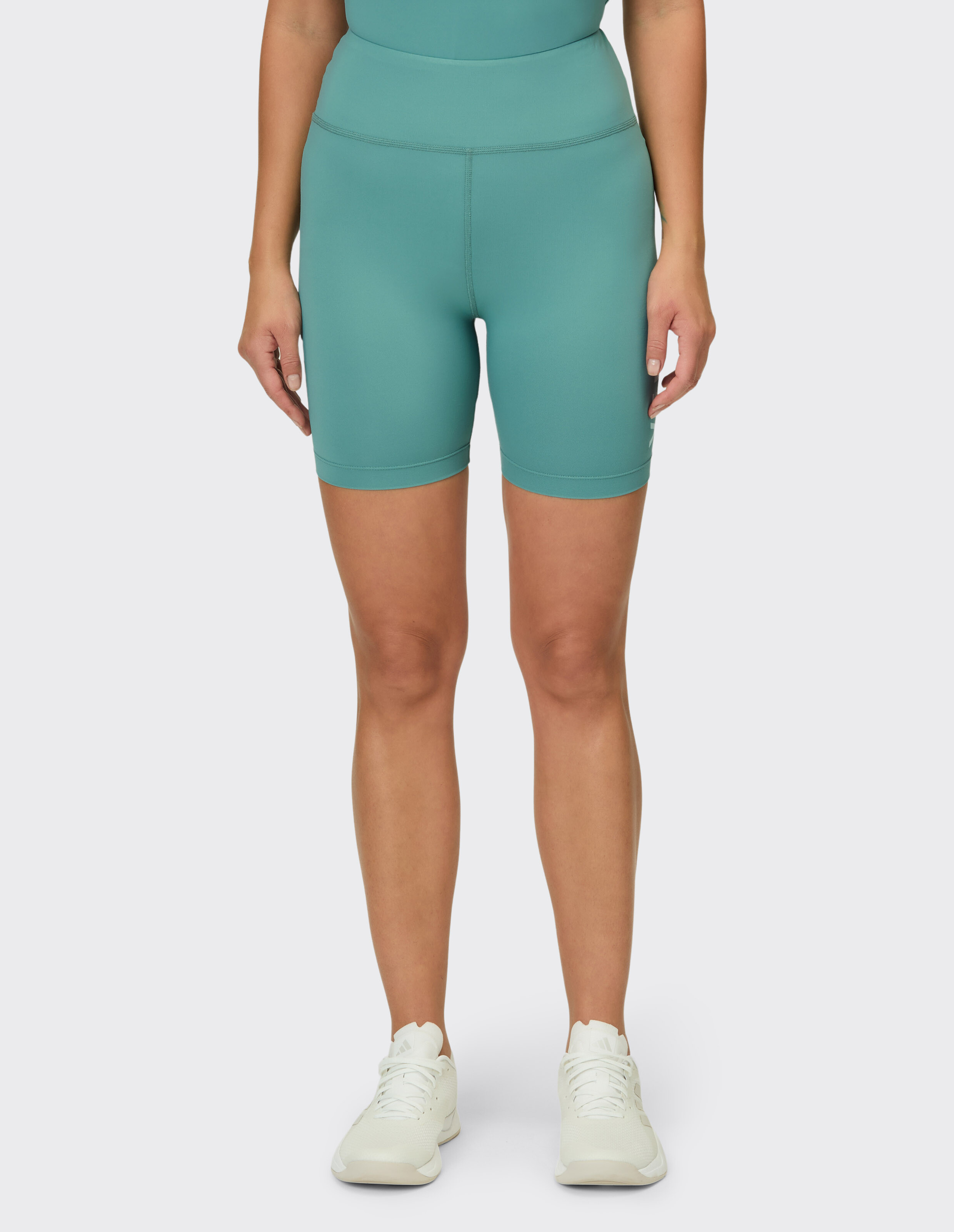 Blaugrüne Fahrradshorts für Damen mit hoher Taille, perfekt für Freizeitkleidung oder Workouts.