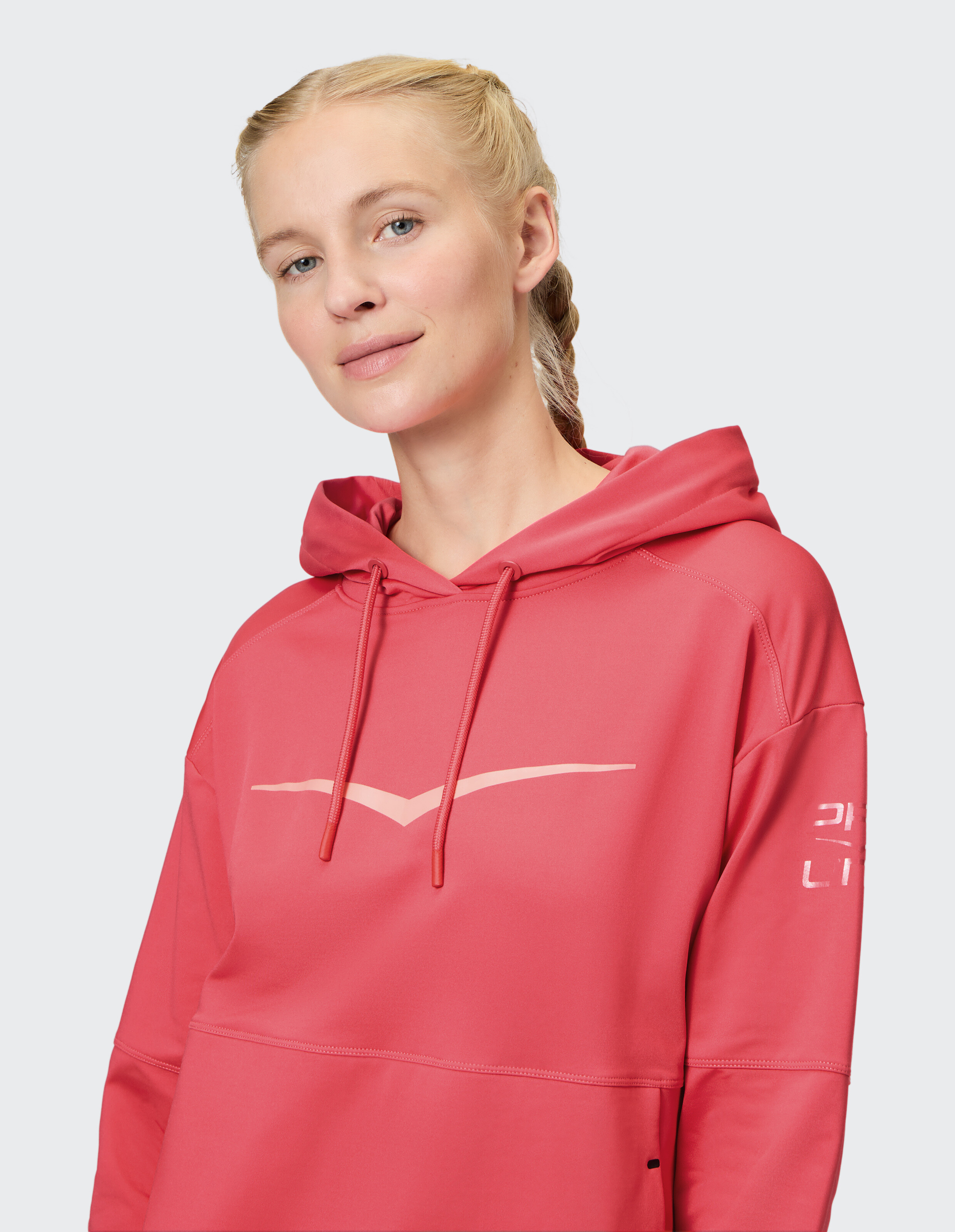 Gemütlicher rosa Kapuzenpullover mit Logo, perfekt für Freizeitkleidung und Faulenzen.