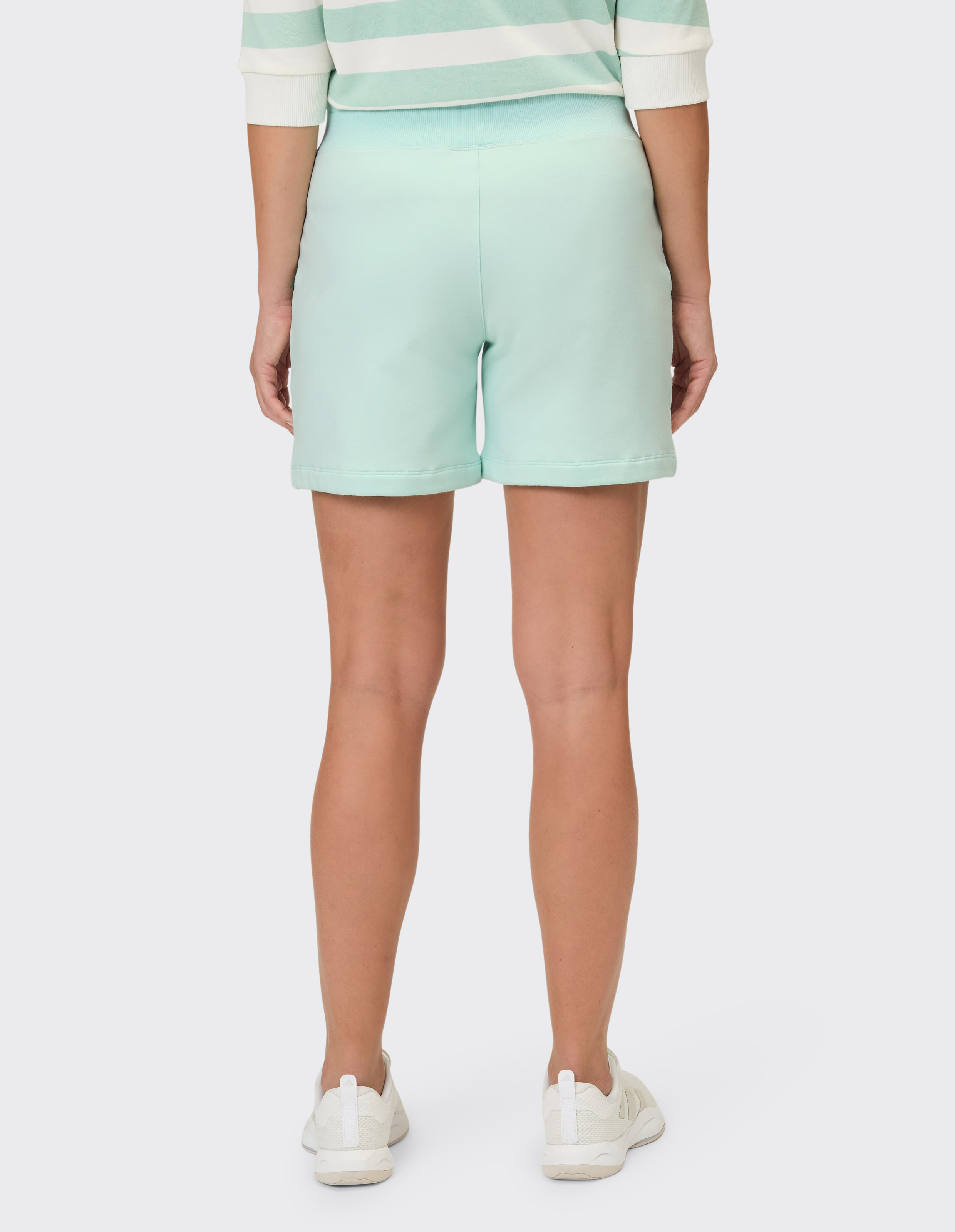 Rückansicht der Venice Beach Morla Shorts in hellem Mint, perfekt für gemütliche Freizeitkleidung.