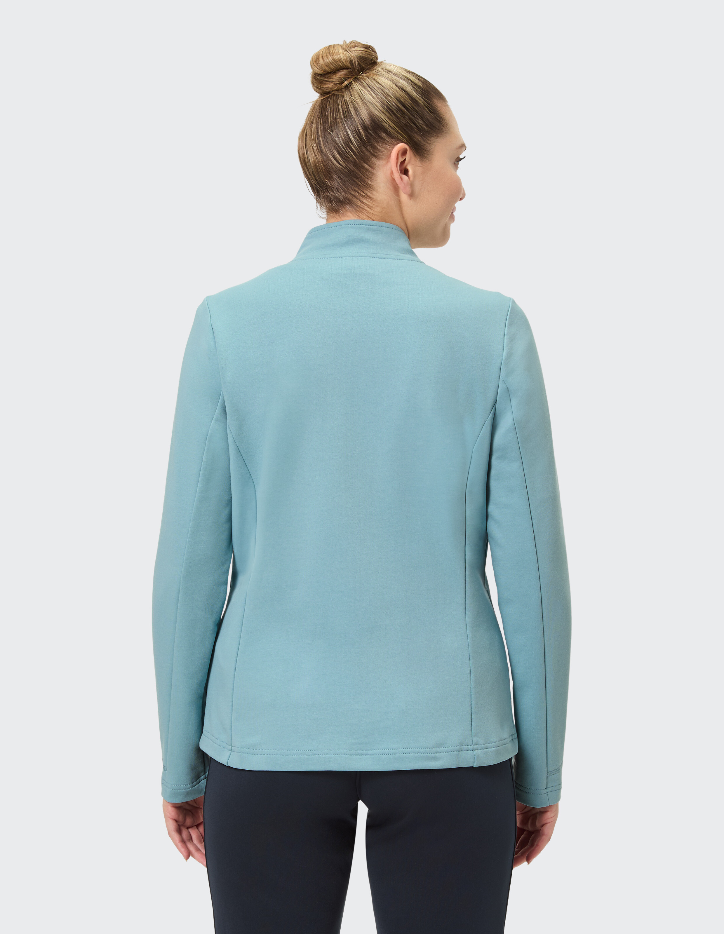 Rückansicht einer Frau in einer hellblauen Freizeitjacke, perfekt zum bequemen Tragen.