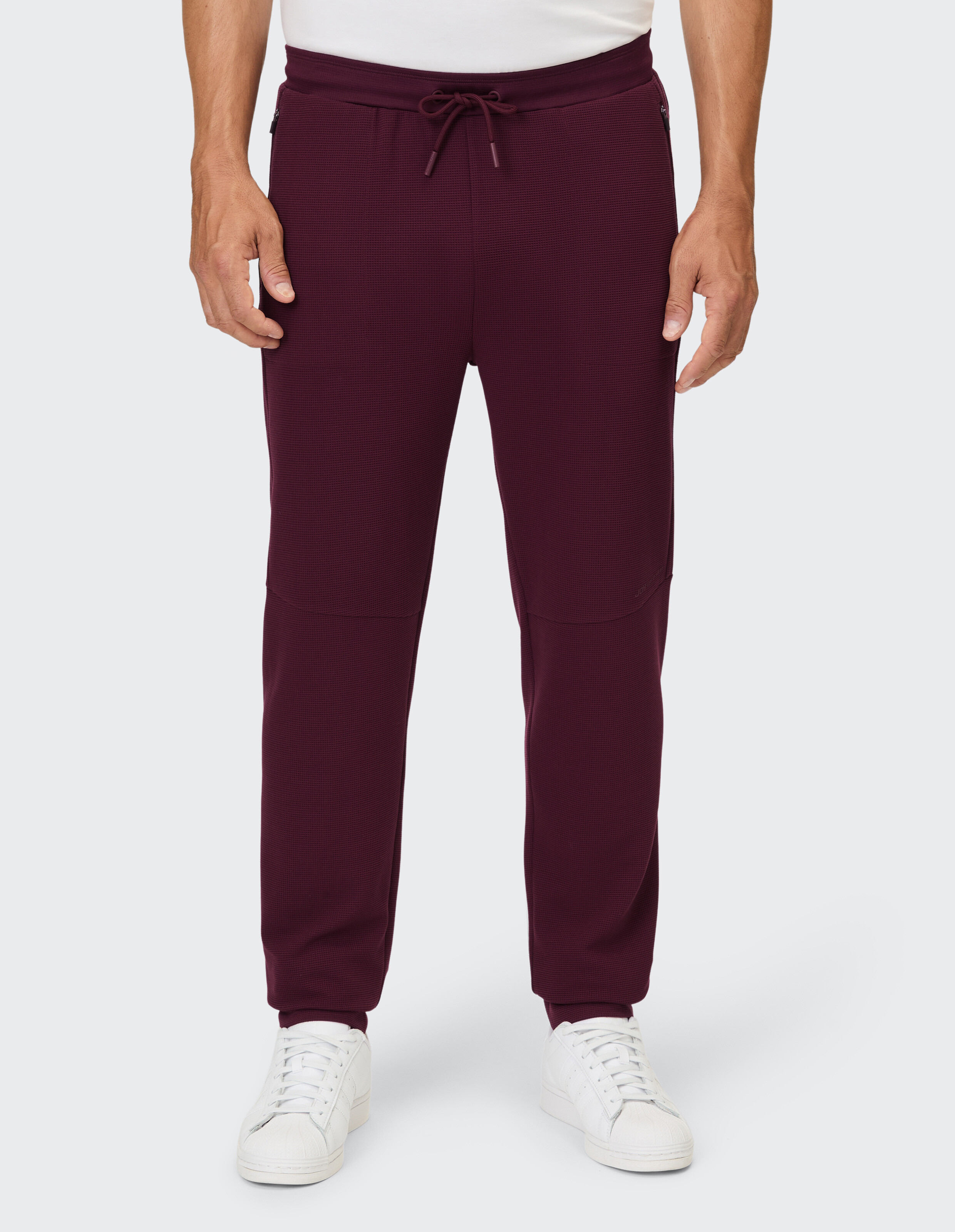 Burgunderrote Herren-Jogginghose mit Kordelzug in der Taille und Seitentaschen.