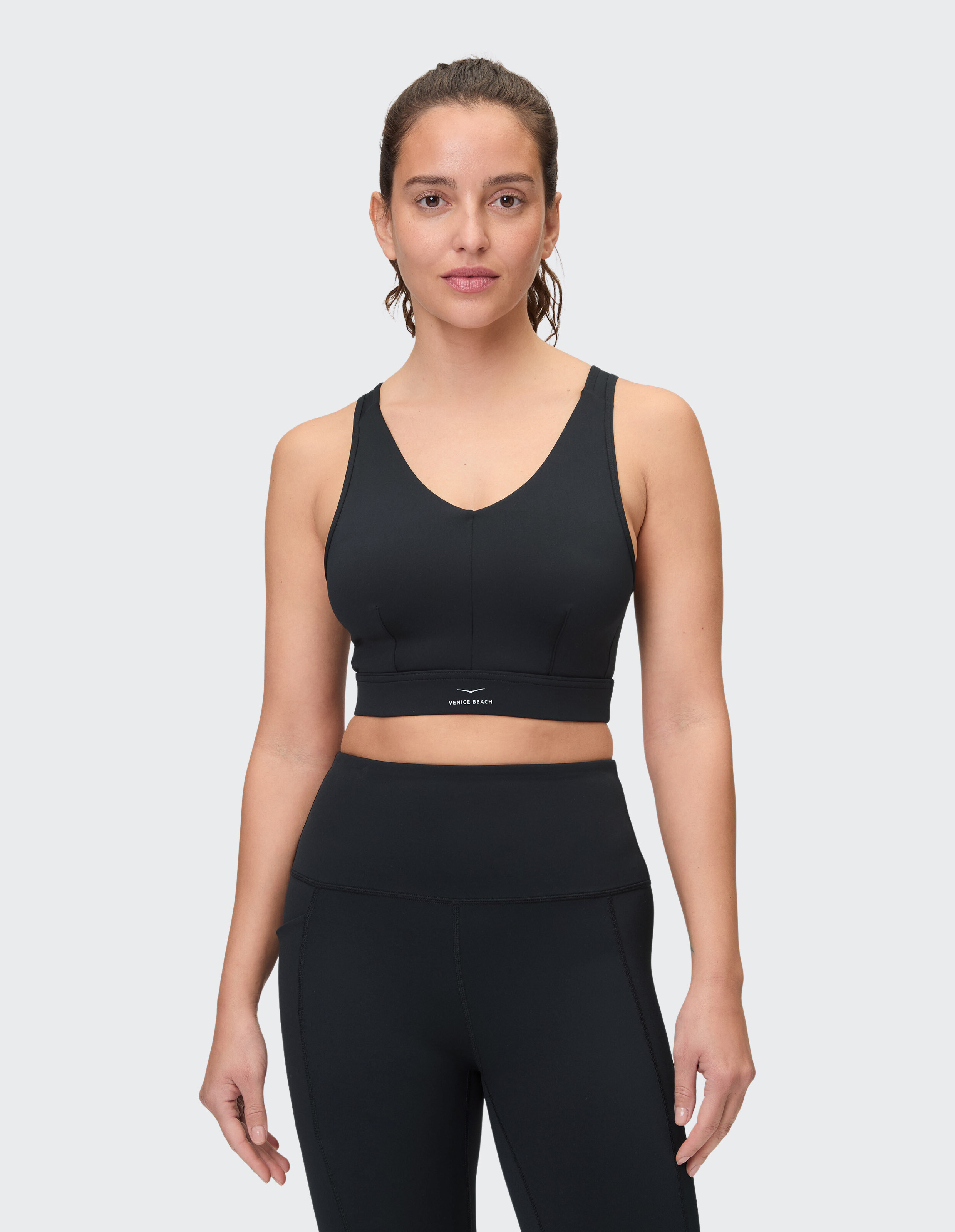 Schwarzer Sport-BH und Leggings mit hoher Taille für lässige, aktive Kleidung.