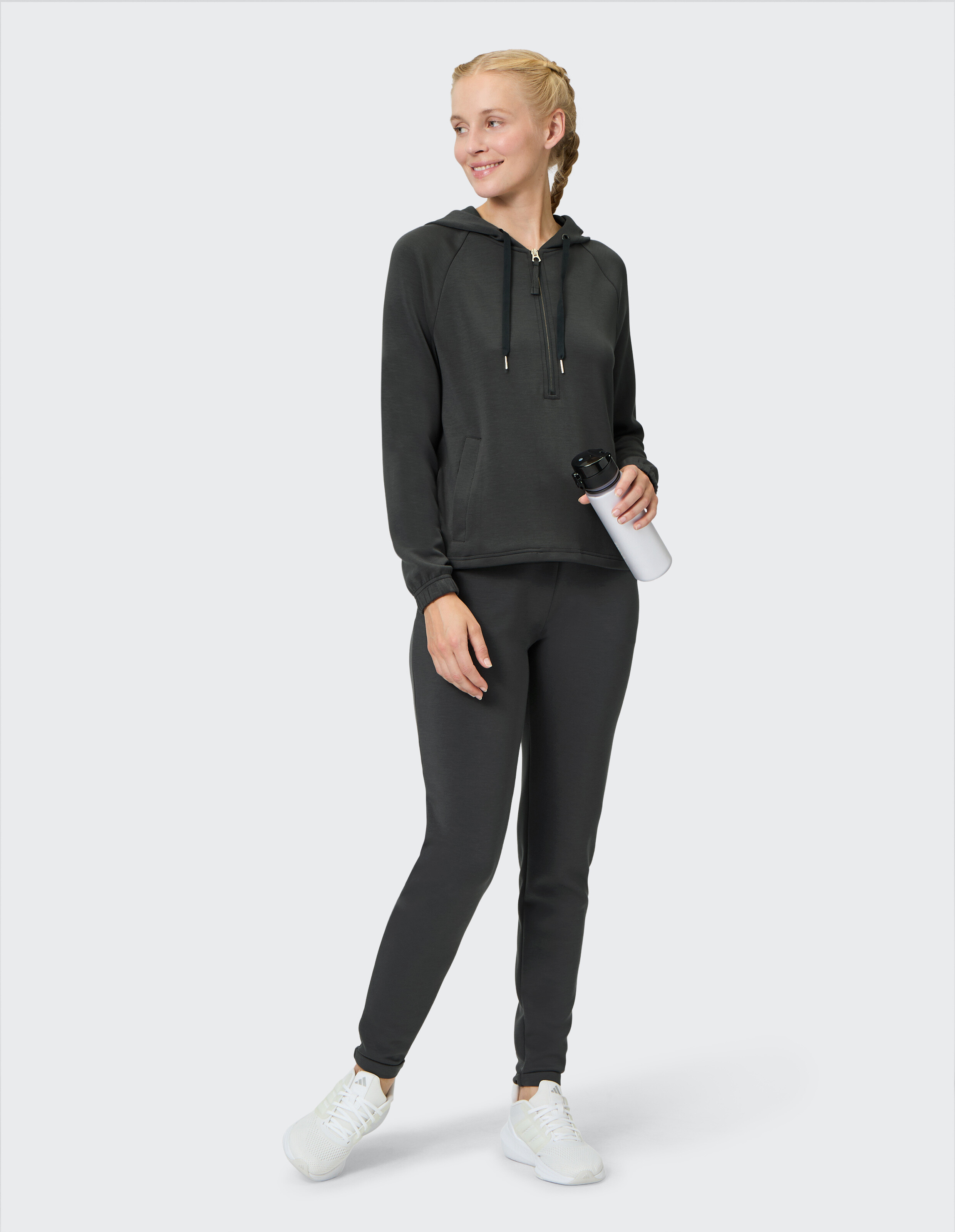 Frau trägt dunkelgraue Venice Beach Lyda-Jogger und einen passenden Kapuzenpullover für lässigen Komfort.